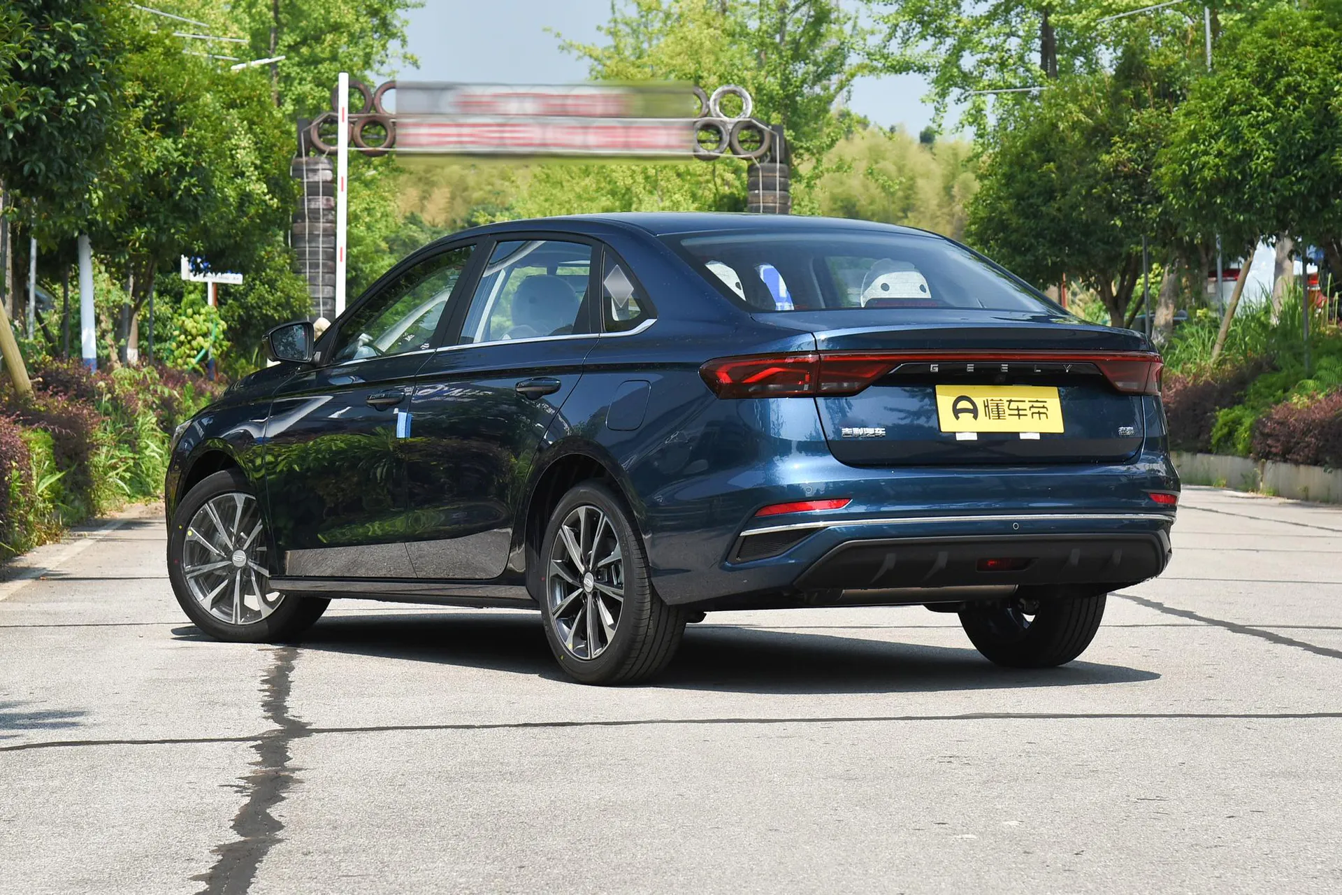  Emgrand 4 Million Commemorative 1.5L CVT Soar