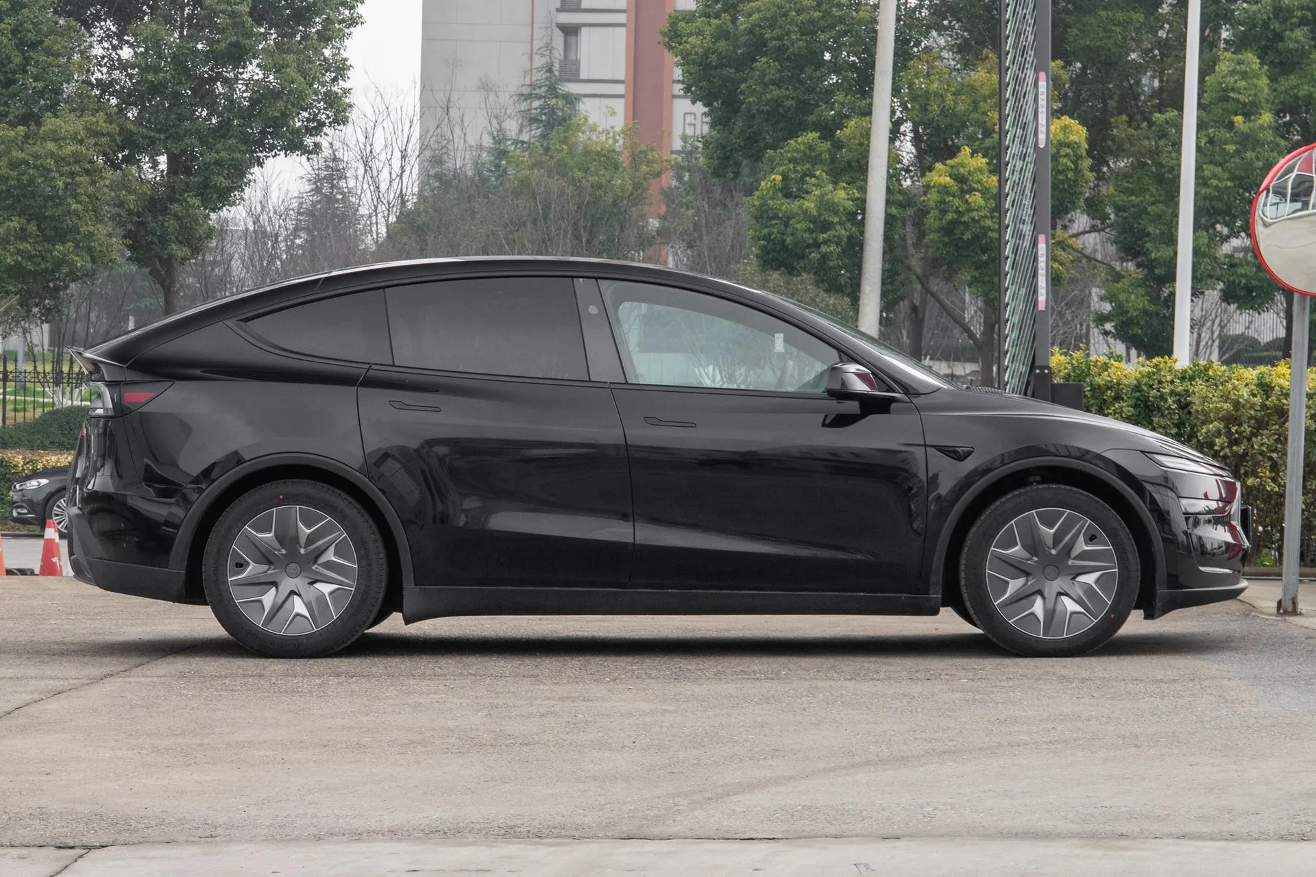  Model Y L Standard