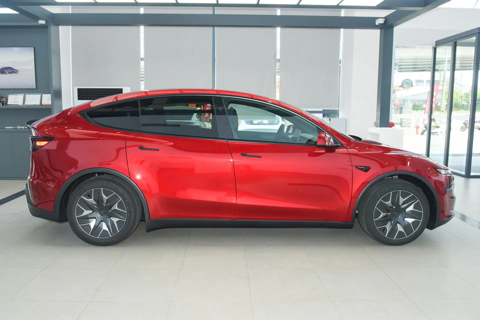  Model Y L Standard