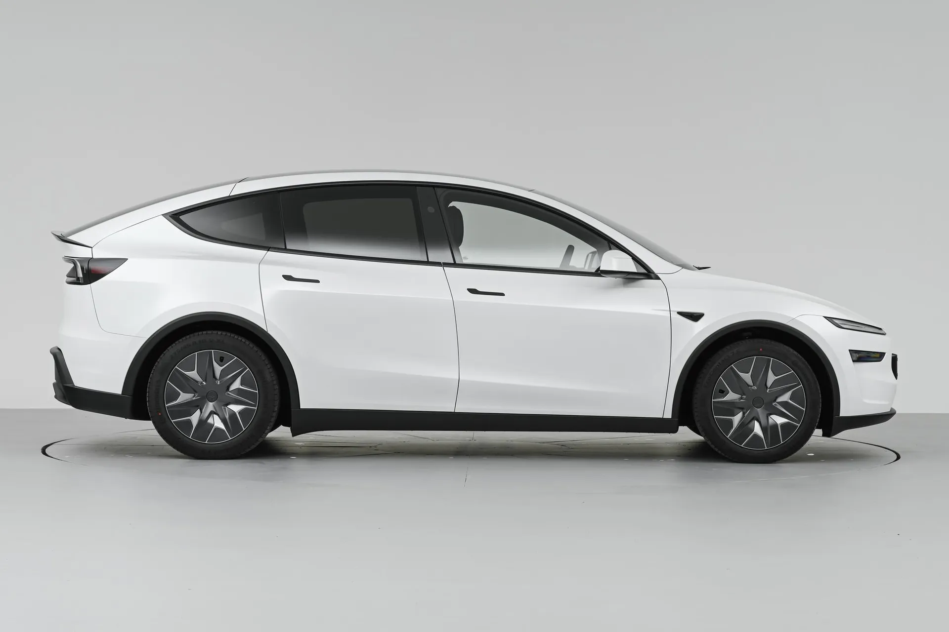  Model Y L Standard