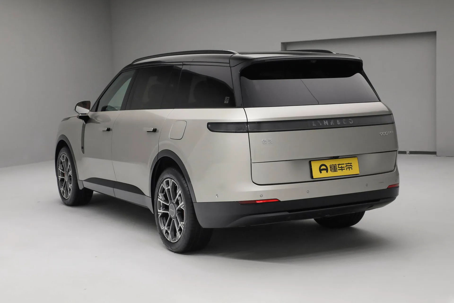  900 2.0T Ultra 6-Seater
