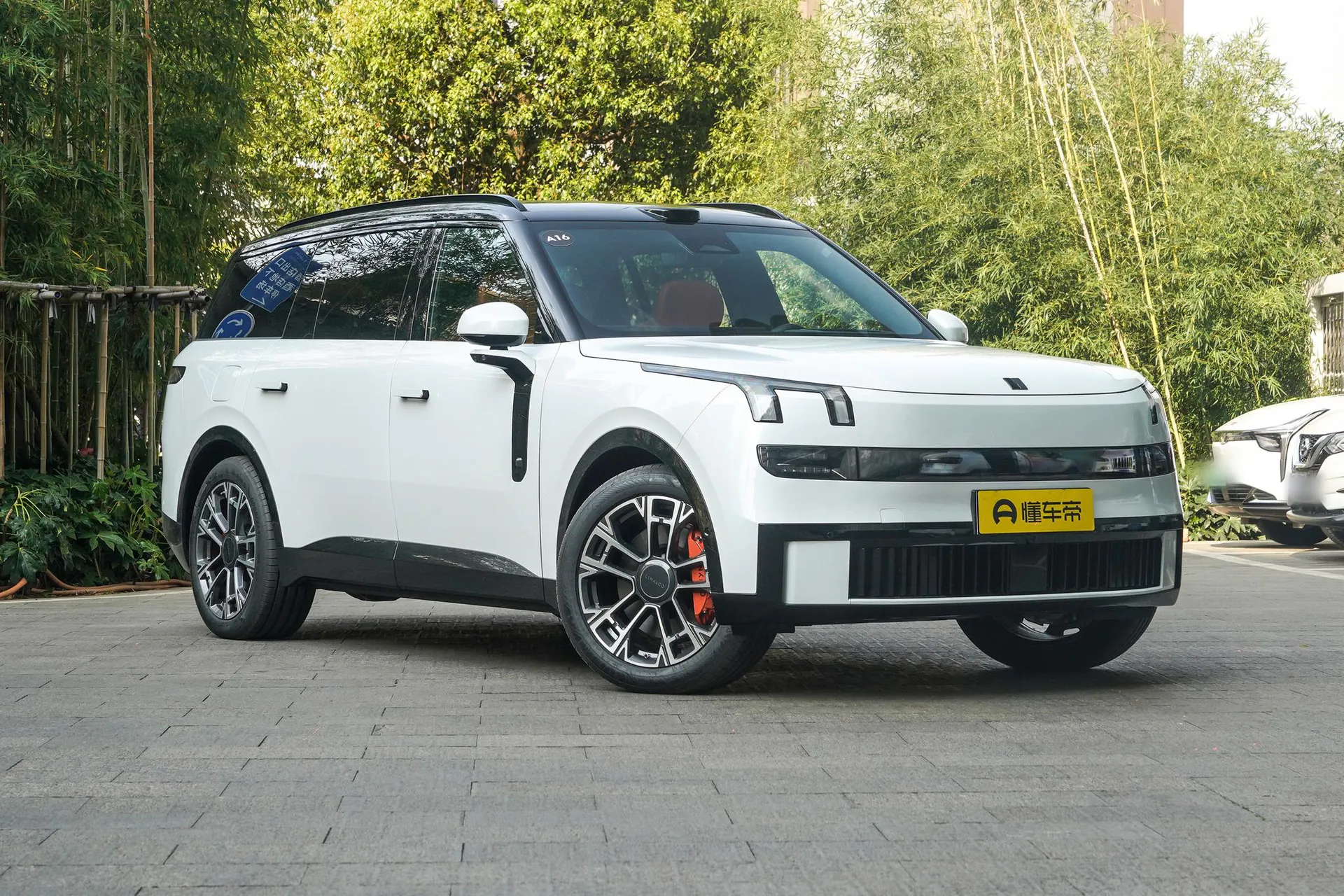  900 2.0T Ultra 6-Seater
