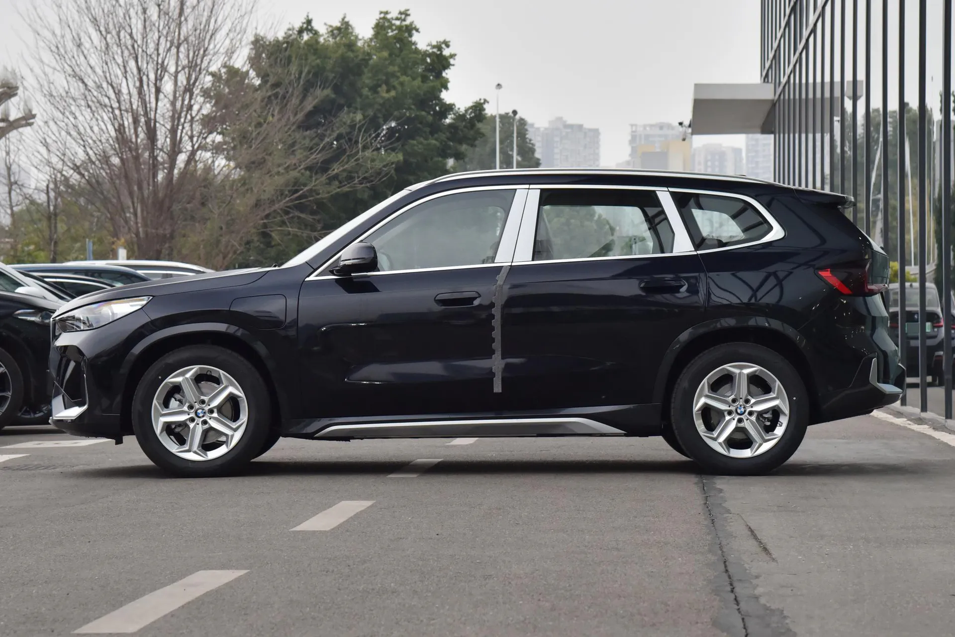  iX1 eDrive 25 L X Design Package