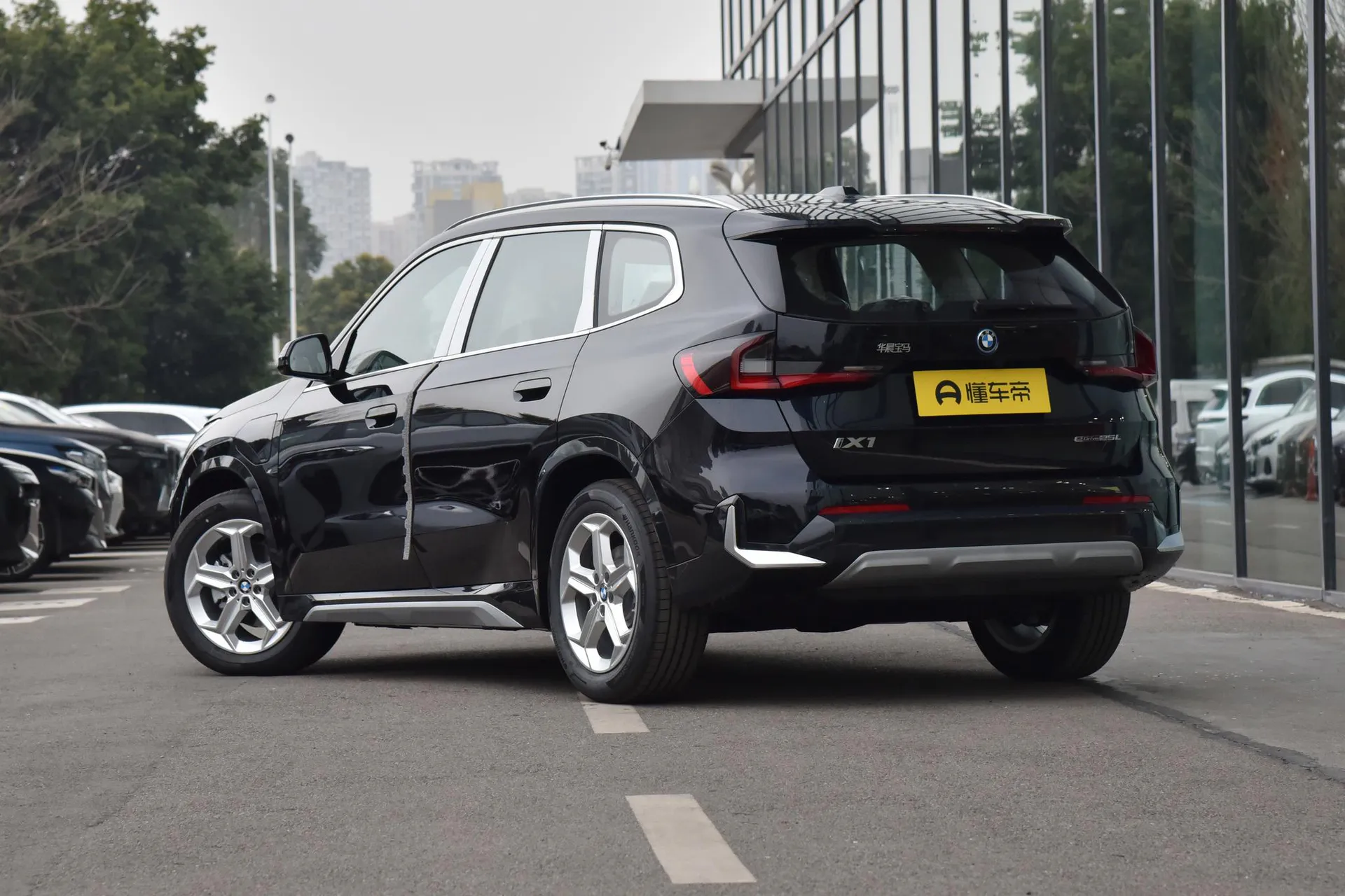  iX1 eDrive 25 L X Design Package