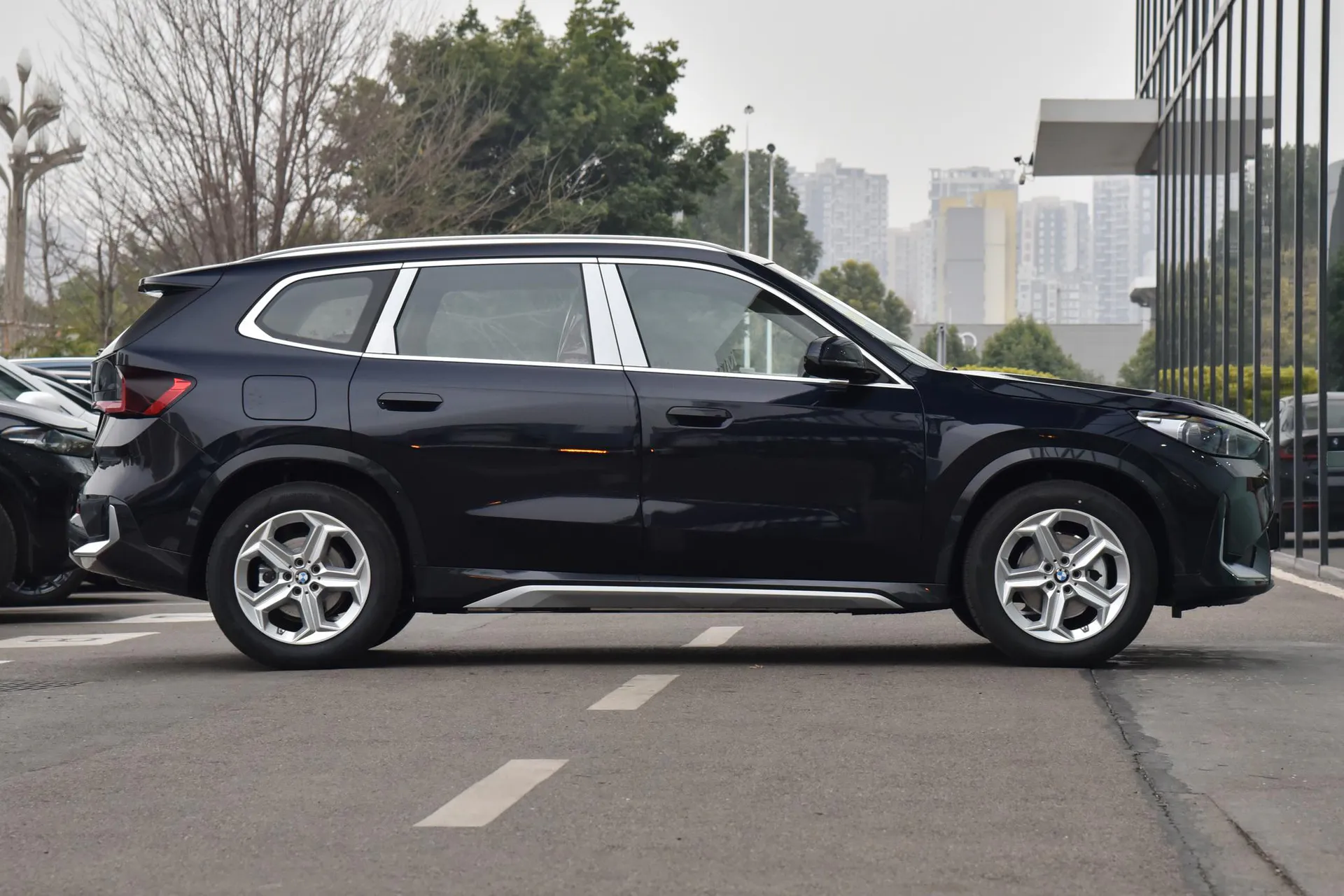  iX1 eDrive 25 L X Design Package