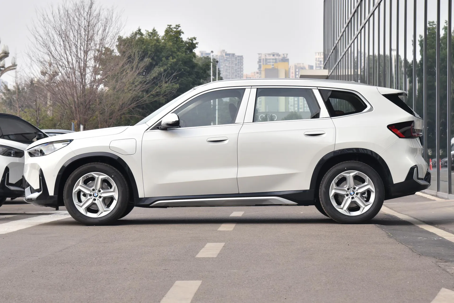  iX1 eDrive 25 L X Design Package