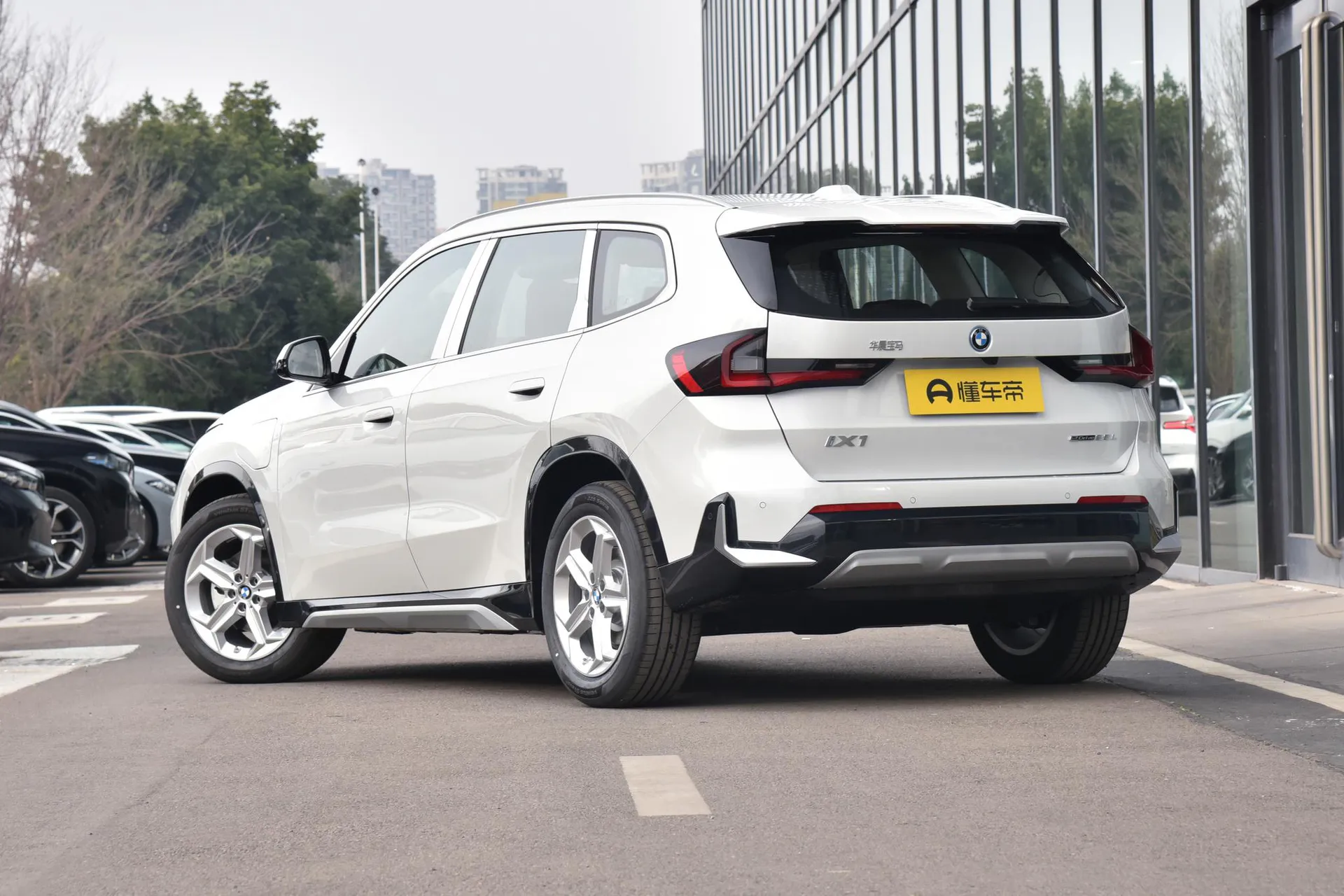 iX1 eDrive 25 L X Design Package