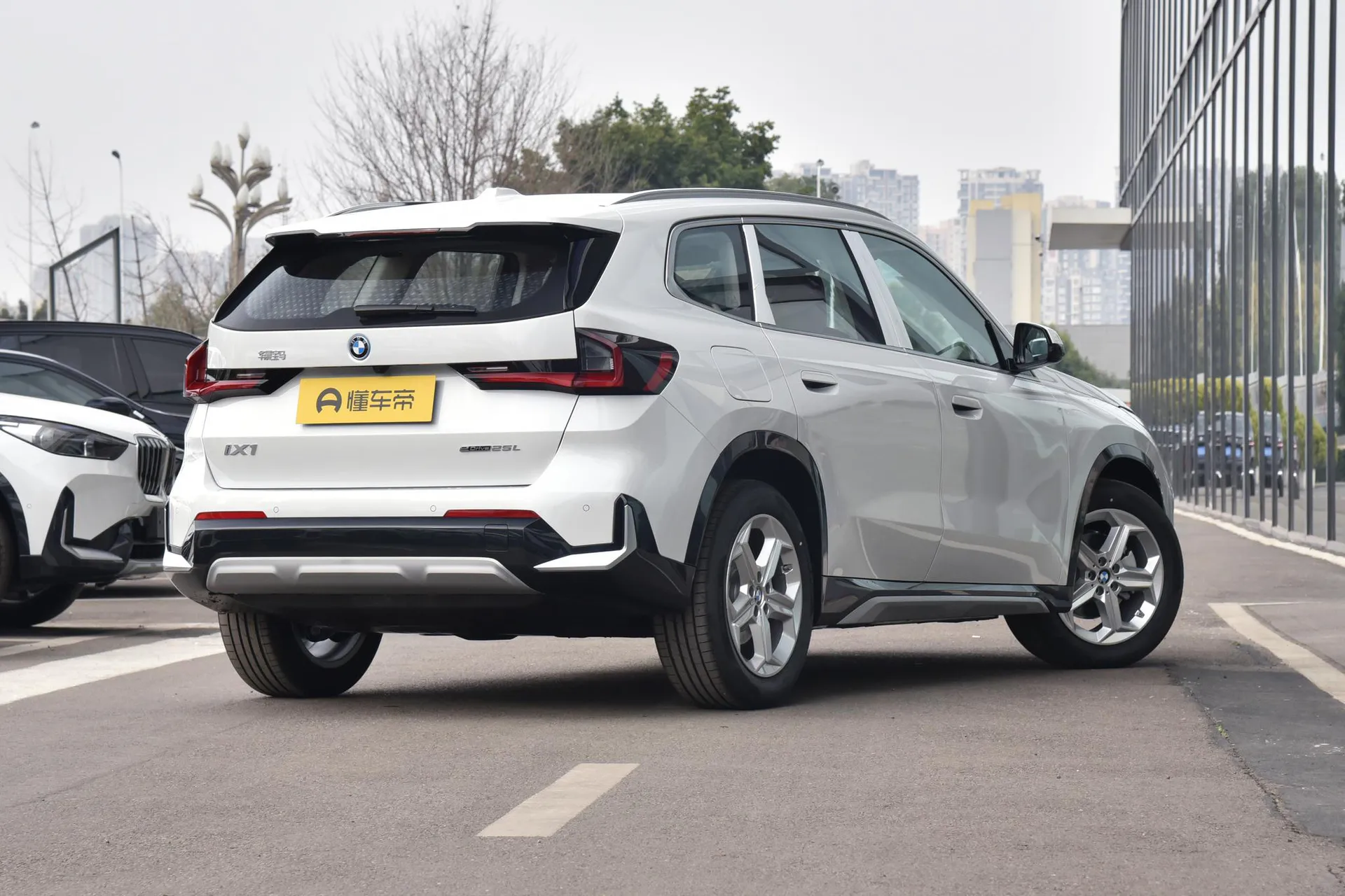  iX1 eDrive 25 L X Design Package