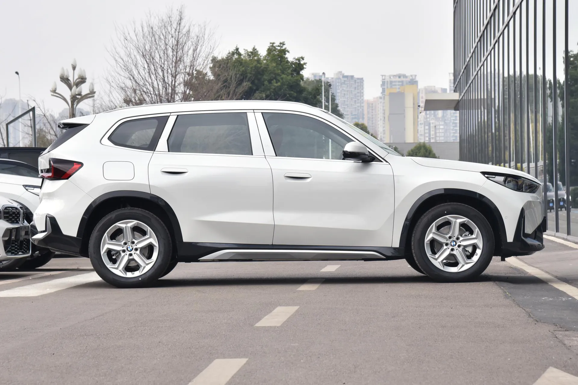  iX1 eDrive 25 L X Design Package
