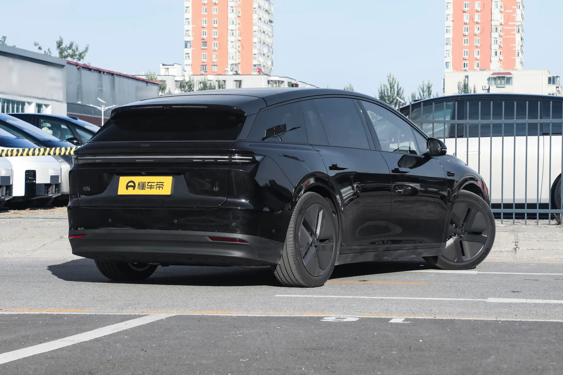  i6 AWD Standard