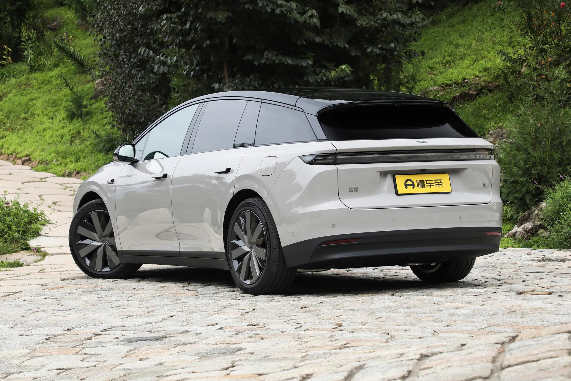  i6 AWD Standard