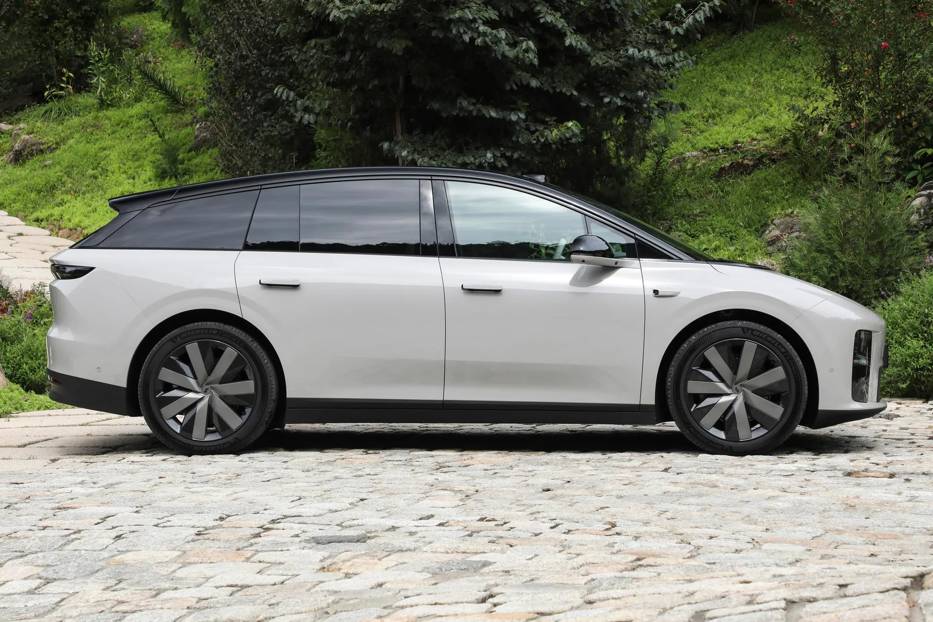  i6 AWD Standard