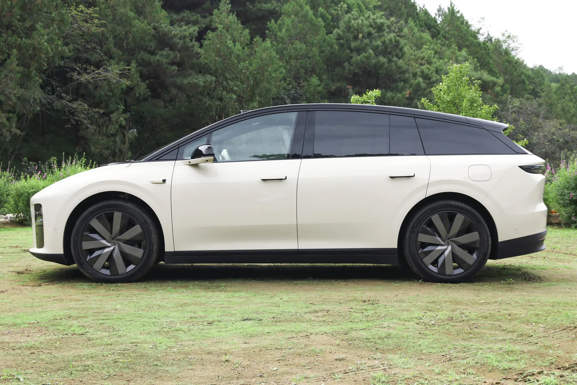  i6 AWD Standard