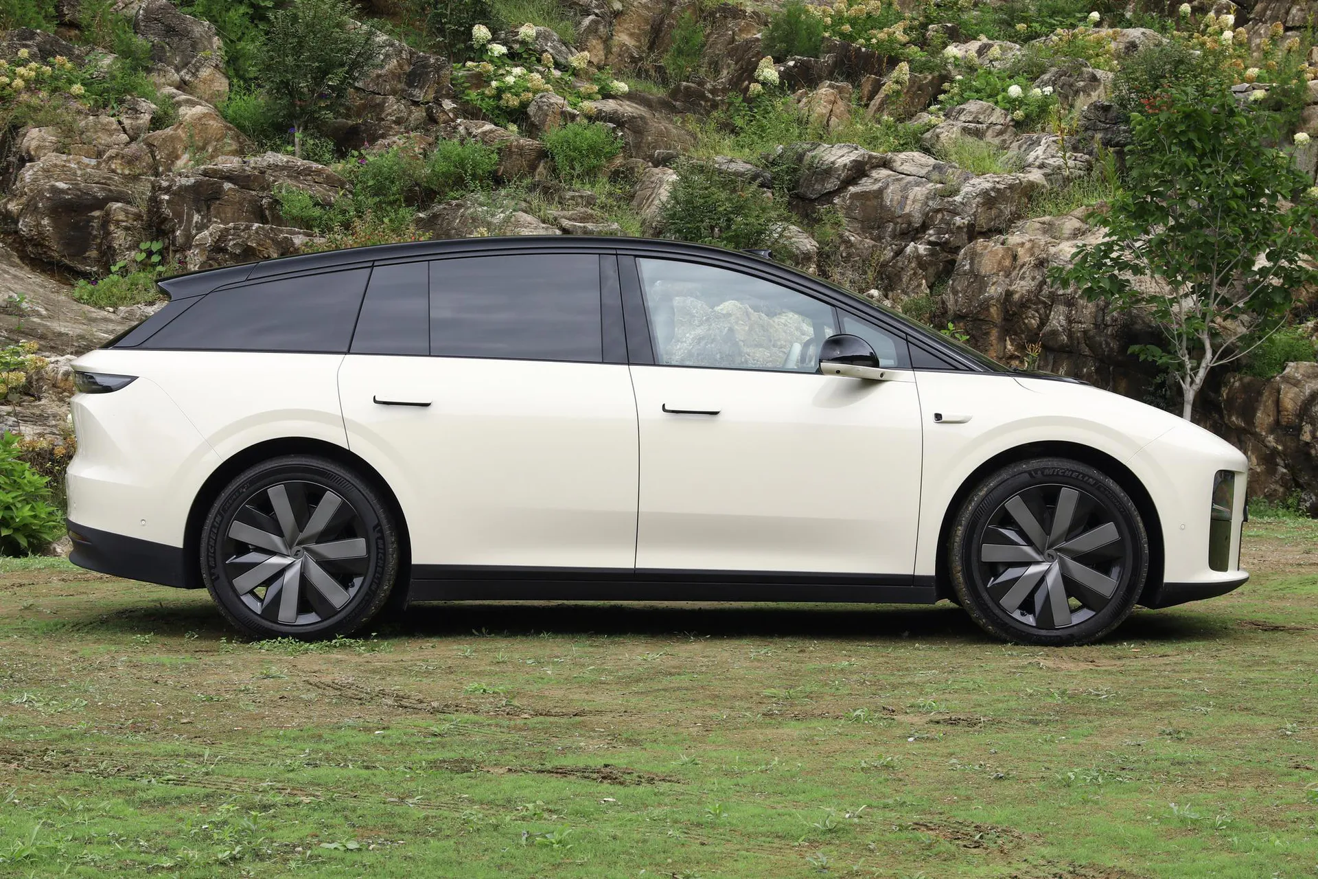  i6 AWD Standard