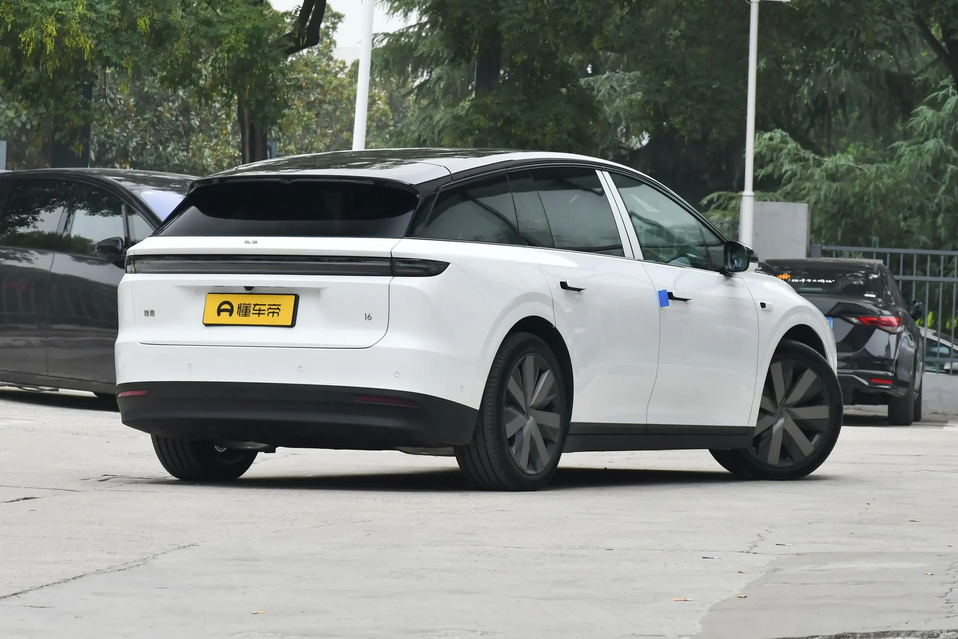  i6 AWD Standard