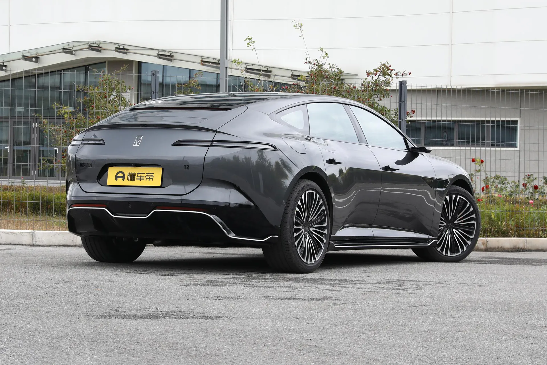  12 Ultra RWD