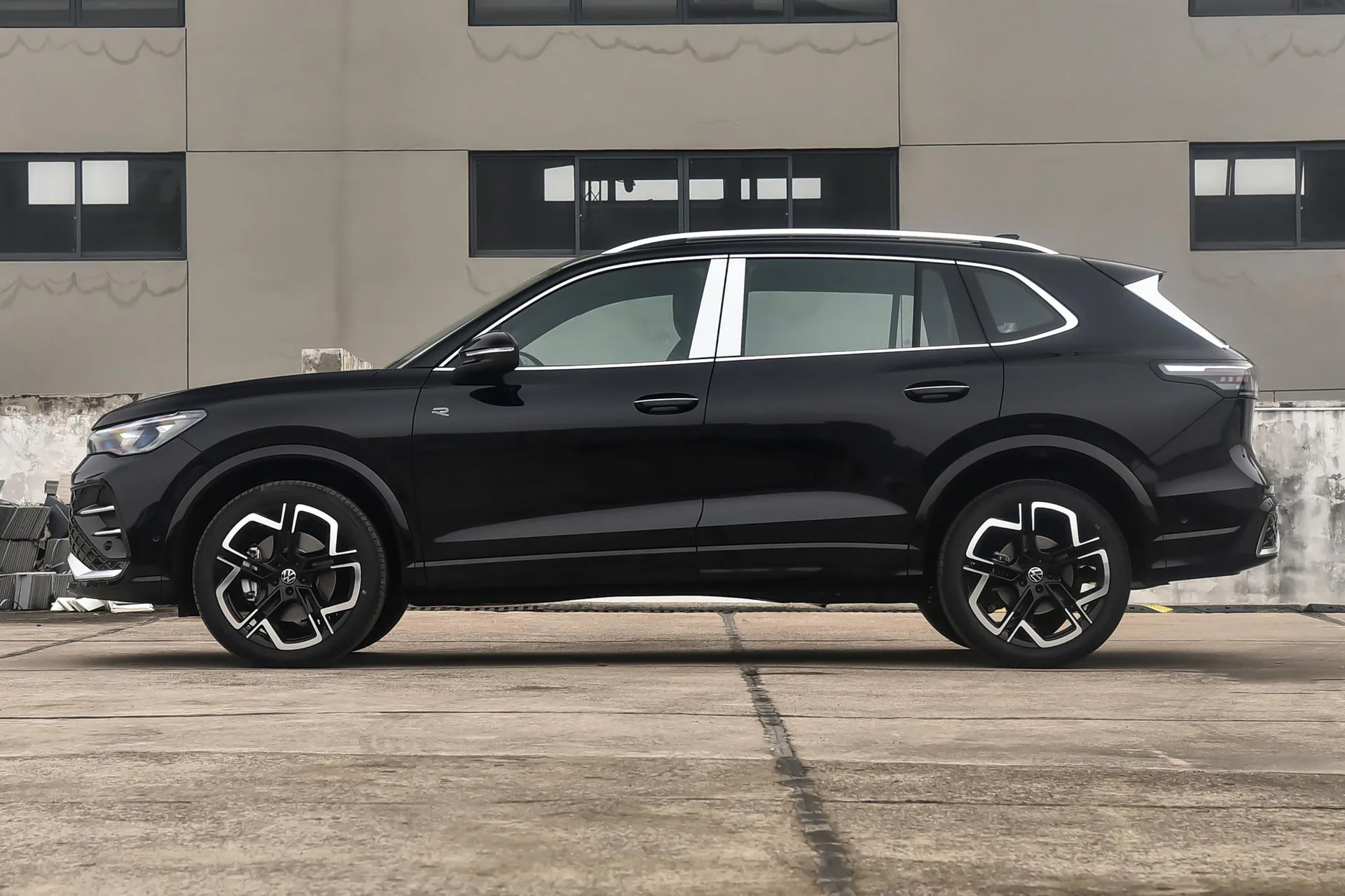 Tiguan L Pro 380 TSI AWD R-Line Smart Premium