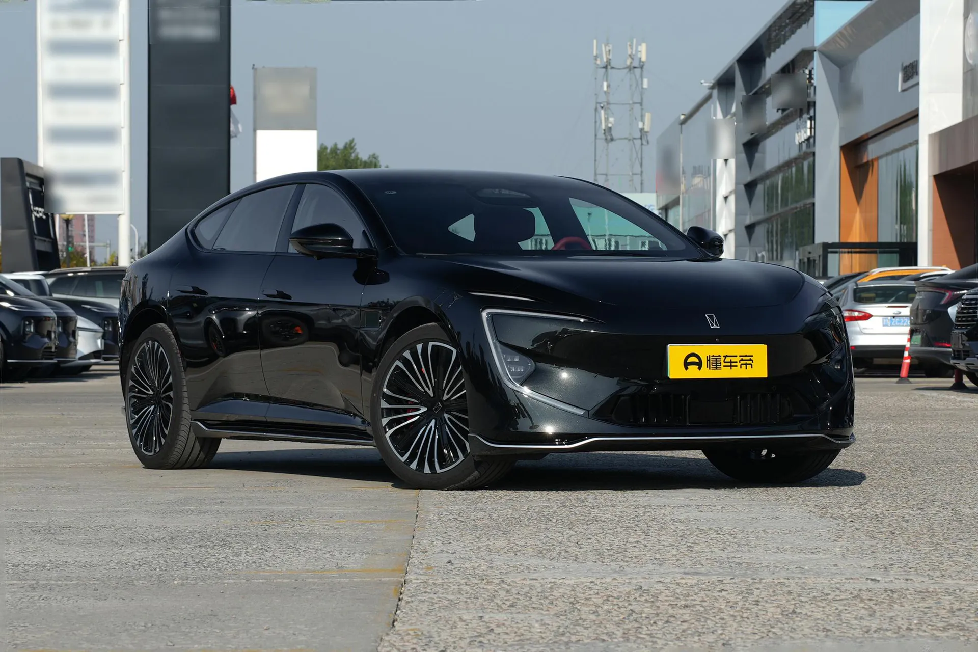  12 Ultra AWD Pure EV