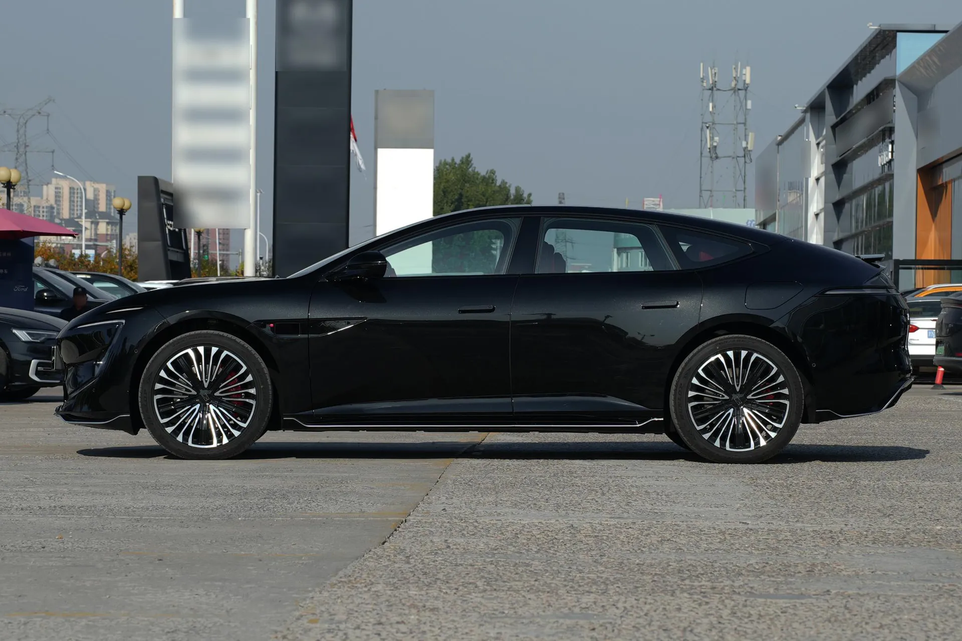 12 Ultra AWD Pure EV