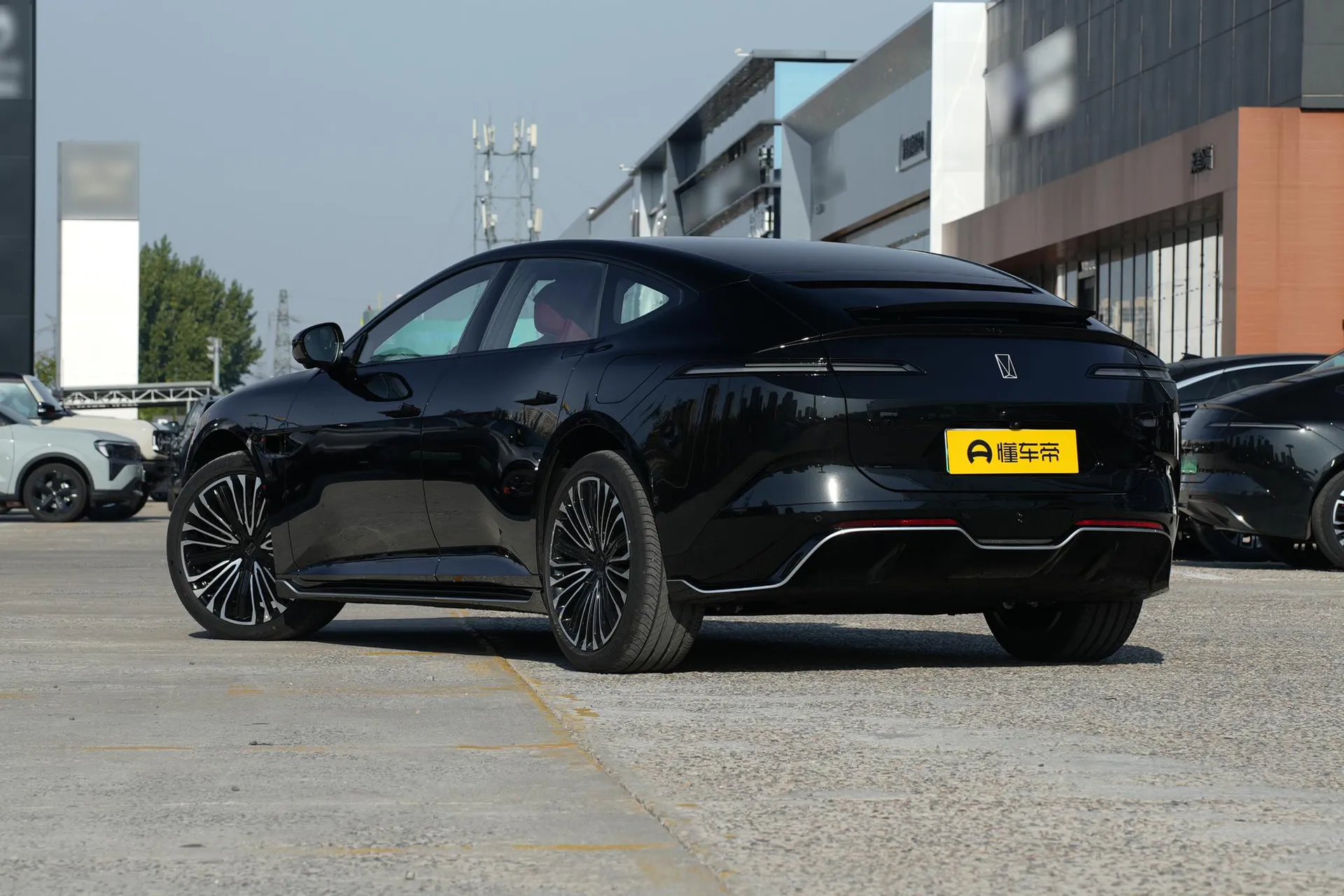  12 Ultra AWD Pure EV