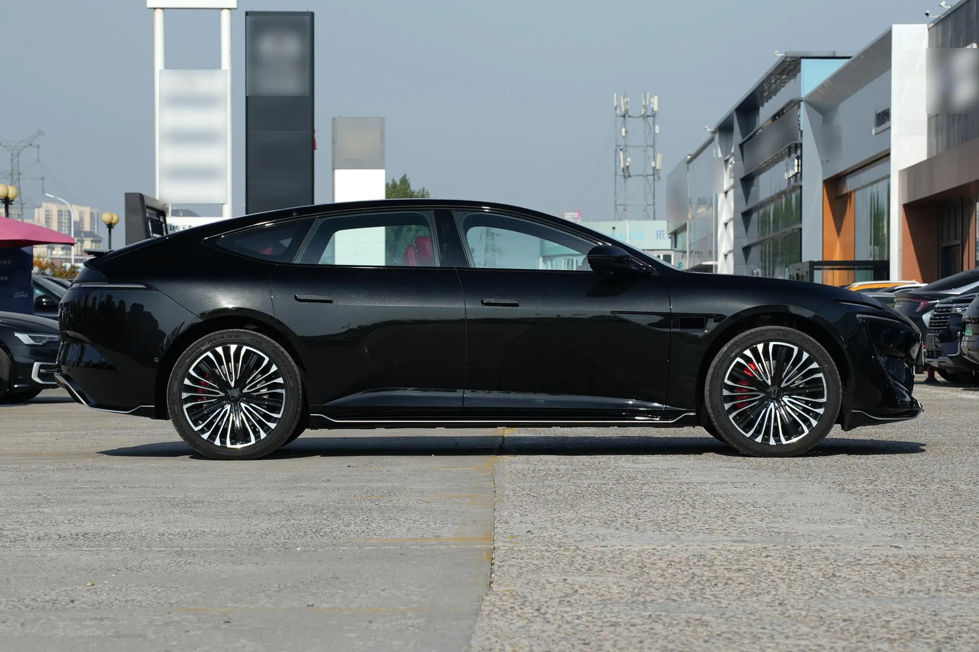  12 Ultra AWD Pure EV