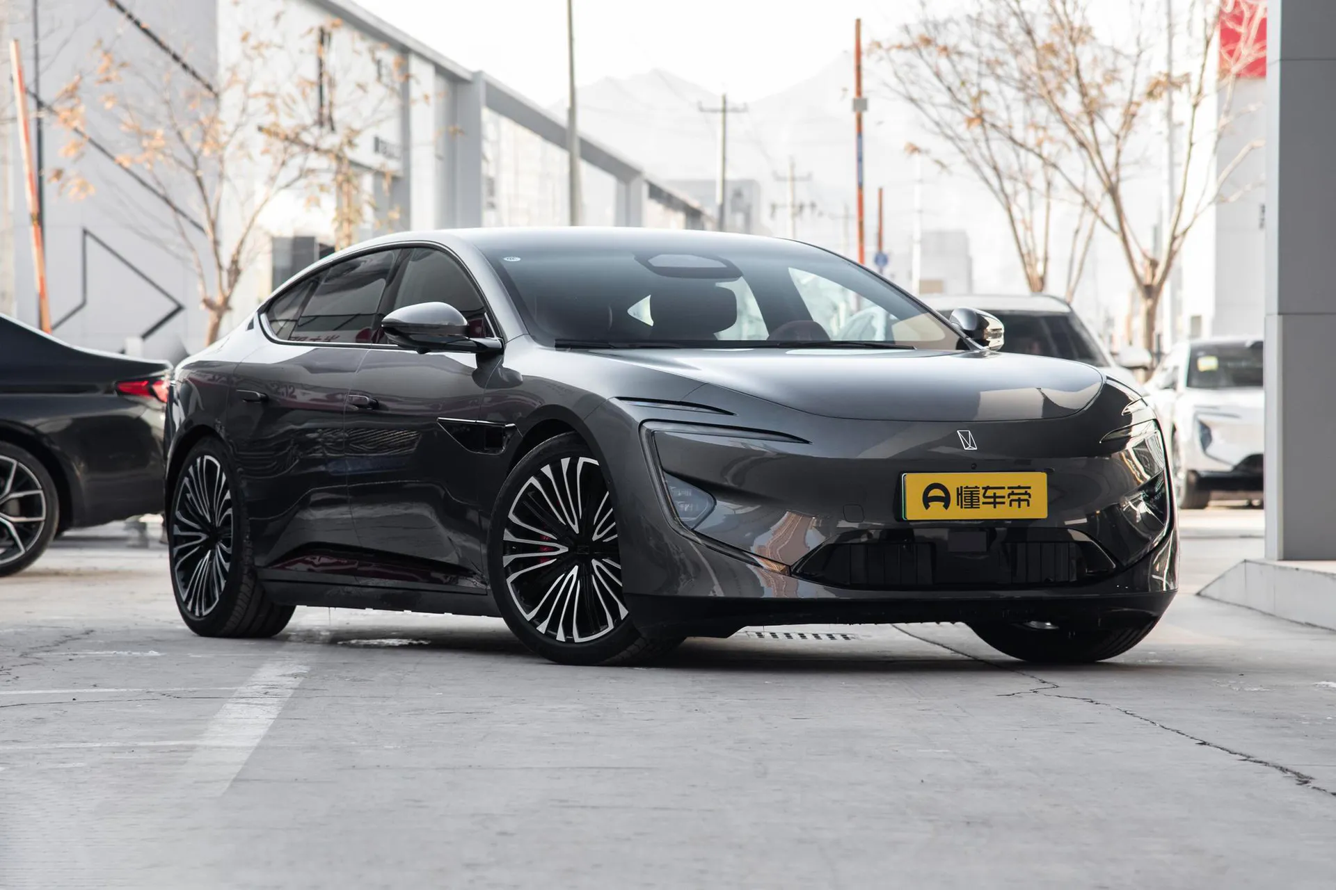  12 Ultra AWD Pure EV