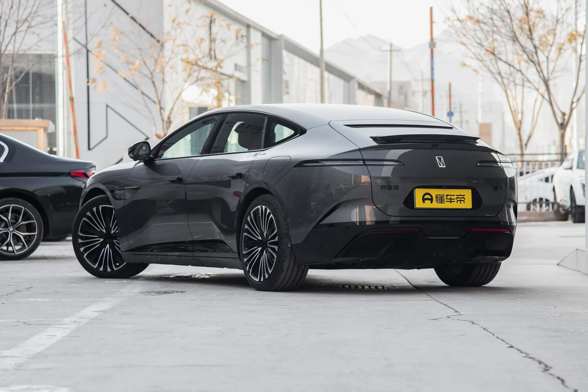  12 Ultra AWD Pure EV