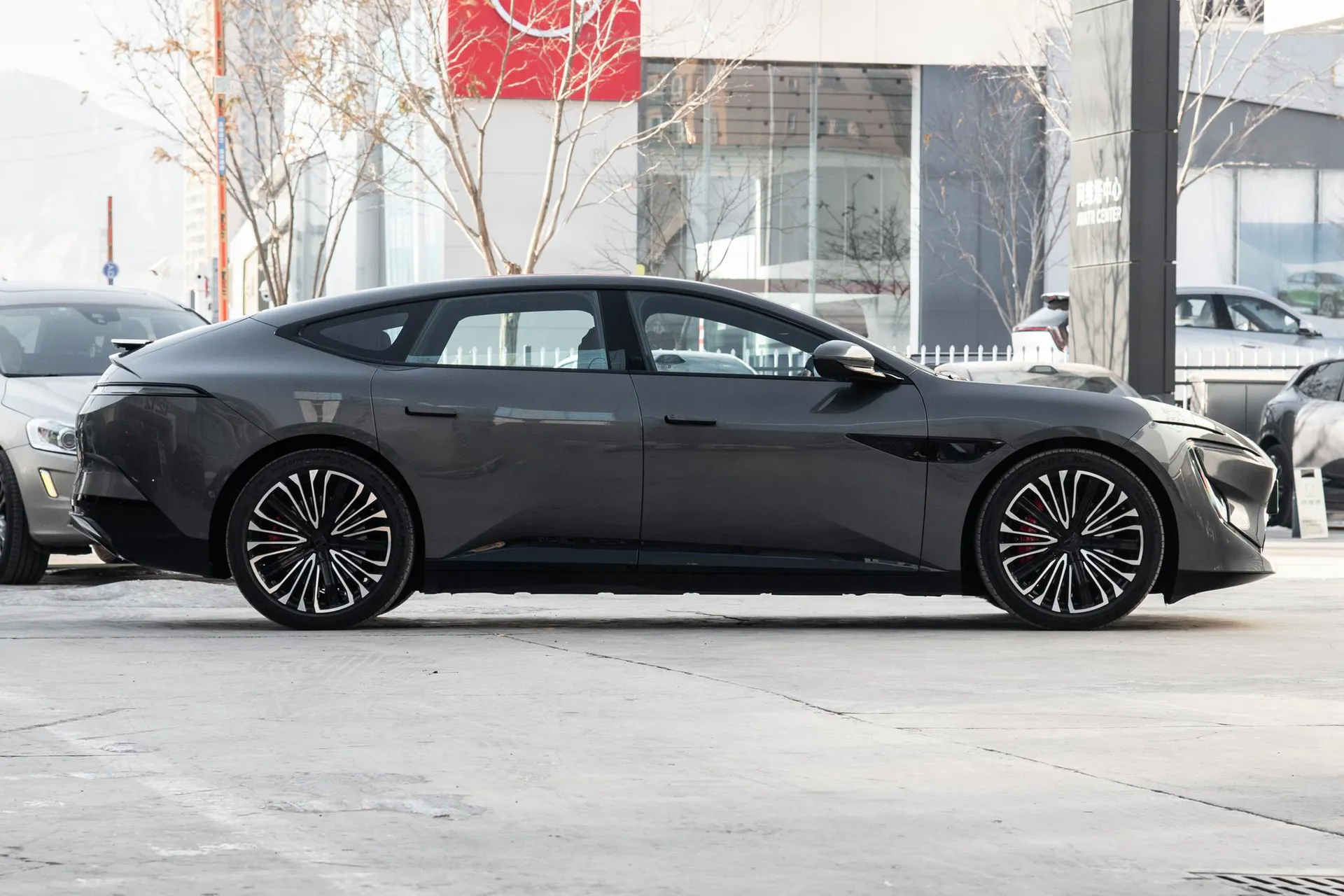  12 Ultra AWD Pure EV