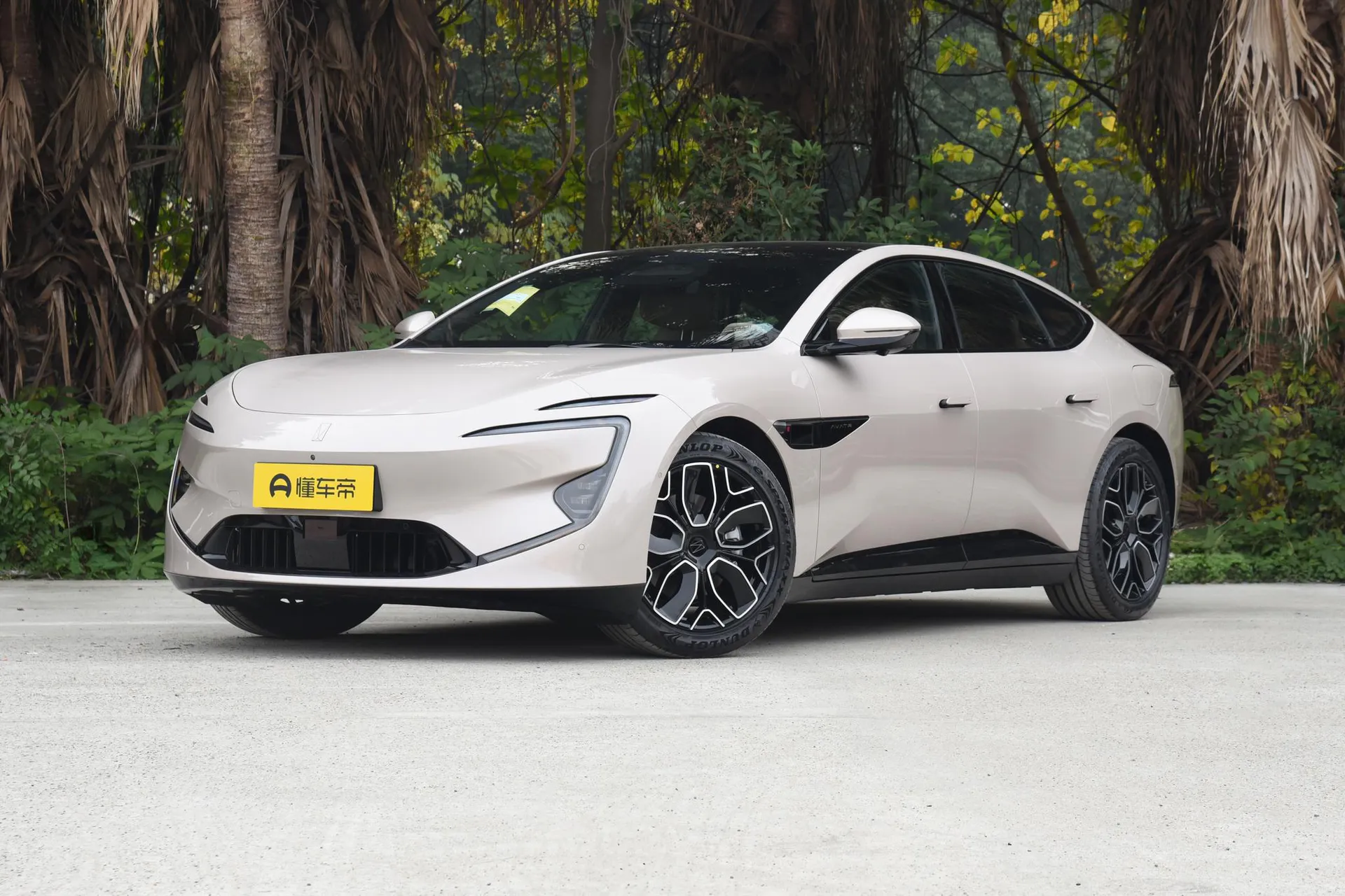  12 Ultra AWD Pure EV