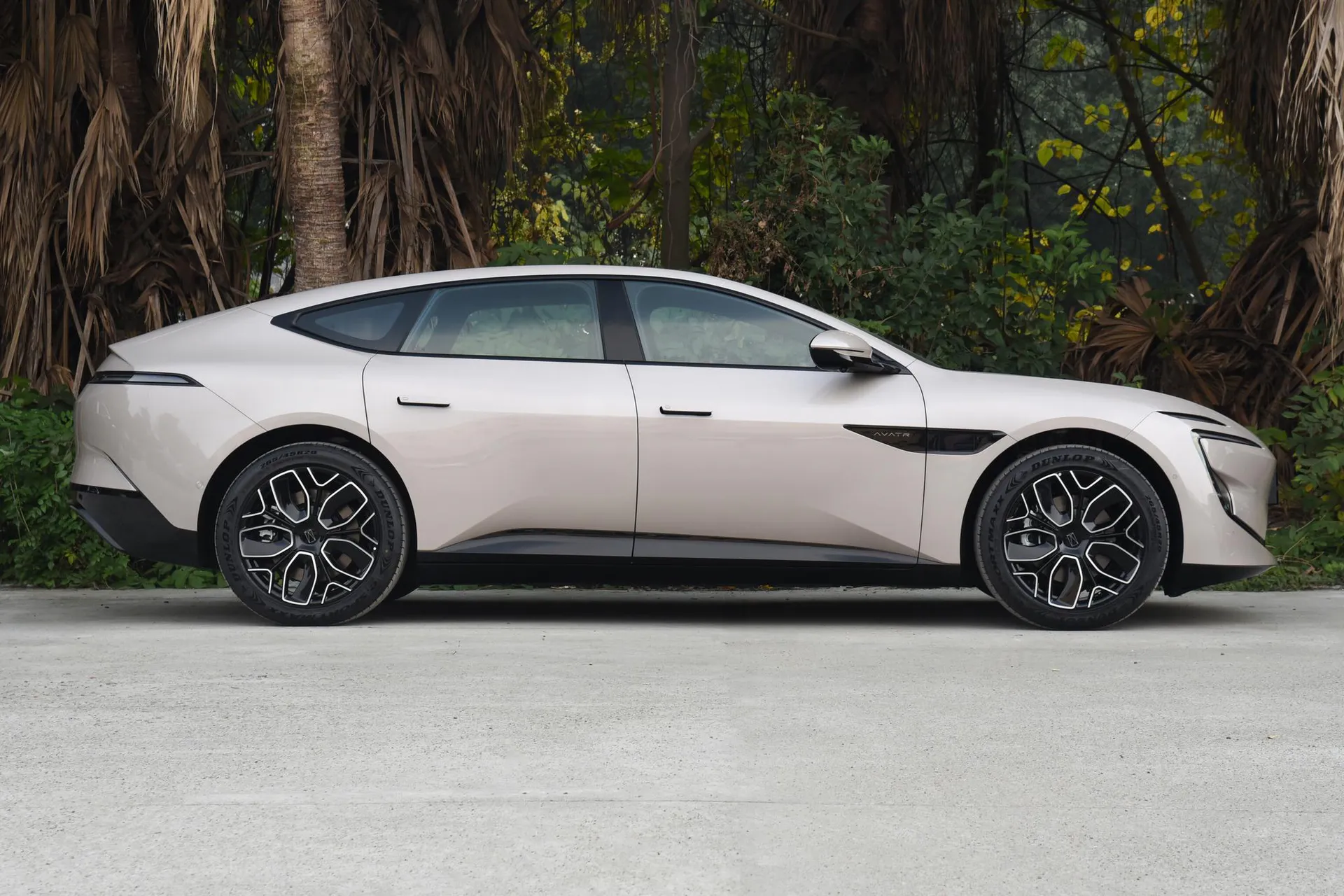  12 Ultra AWD Pure EV