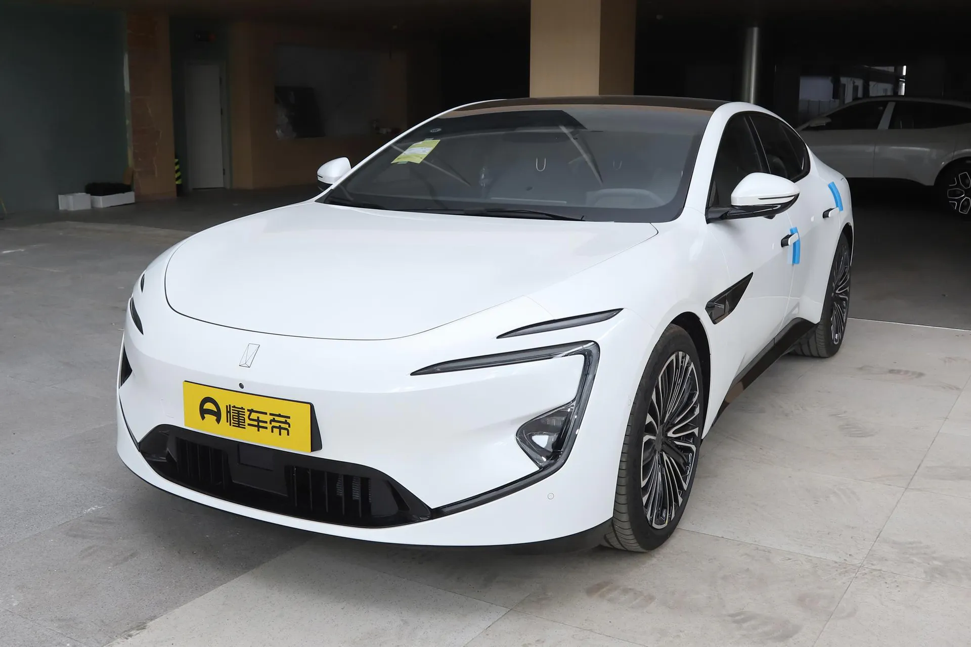  12 Ultra AWD Pure EV