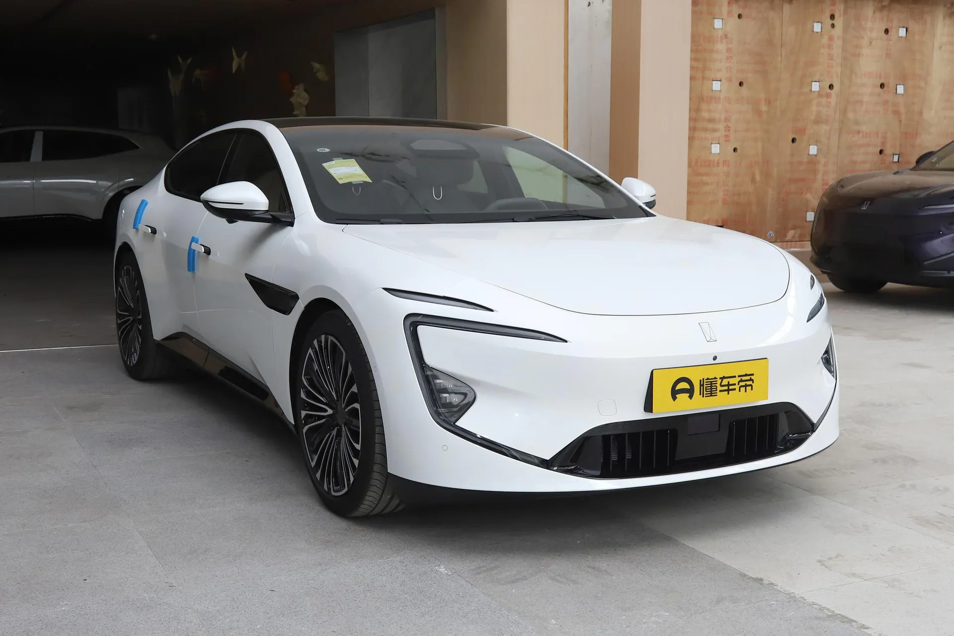  12 Ultra AWD Pure EV