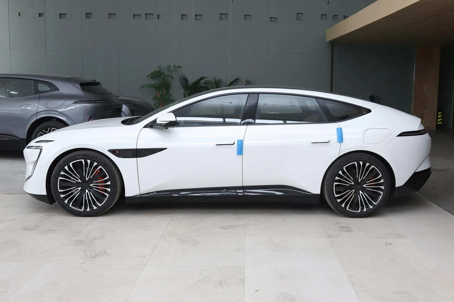  12 Ultra AWD Pure EV