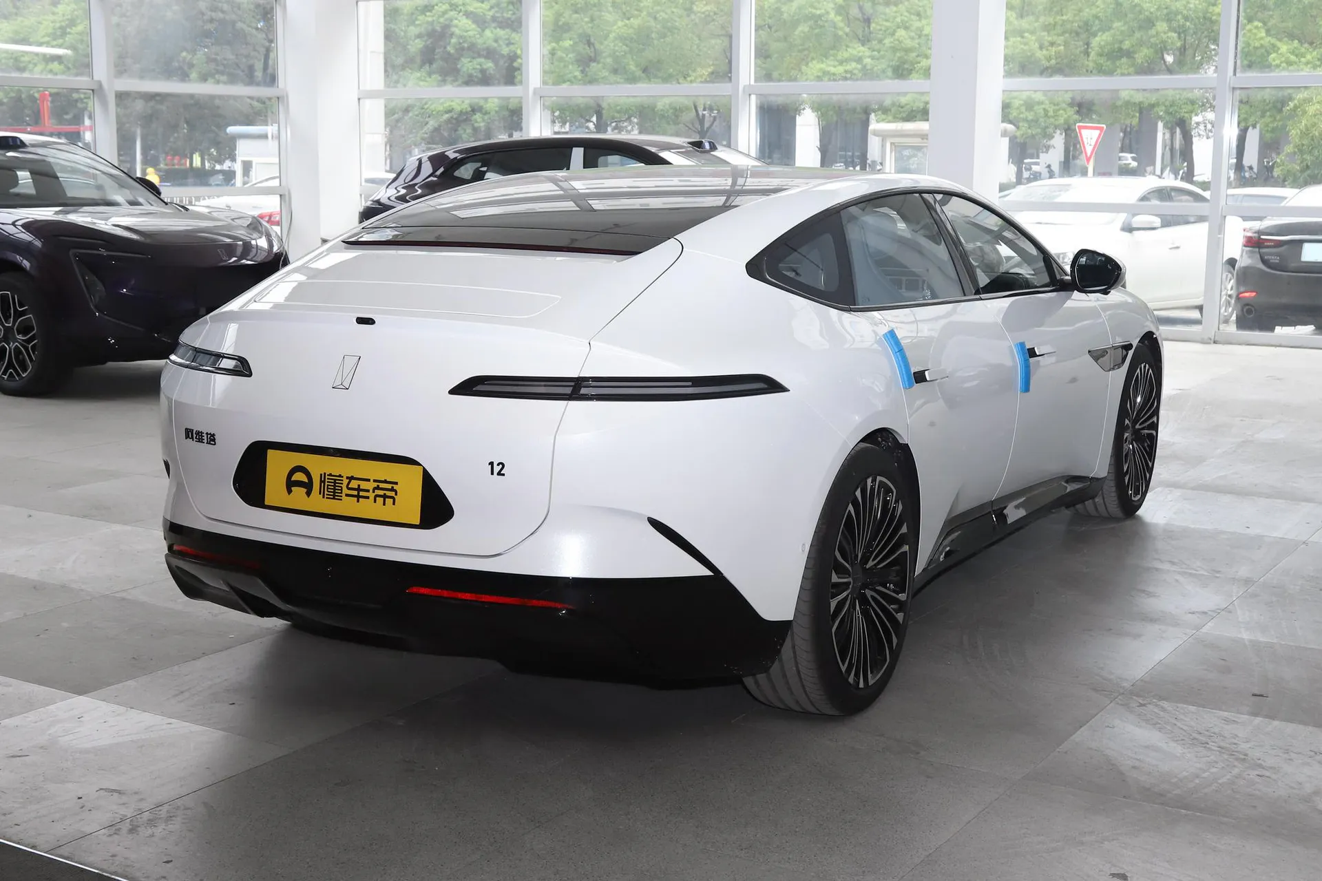  12 Ultra AWD Pure EV