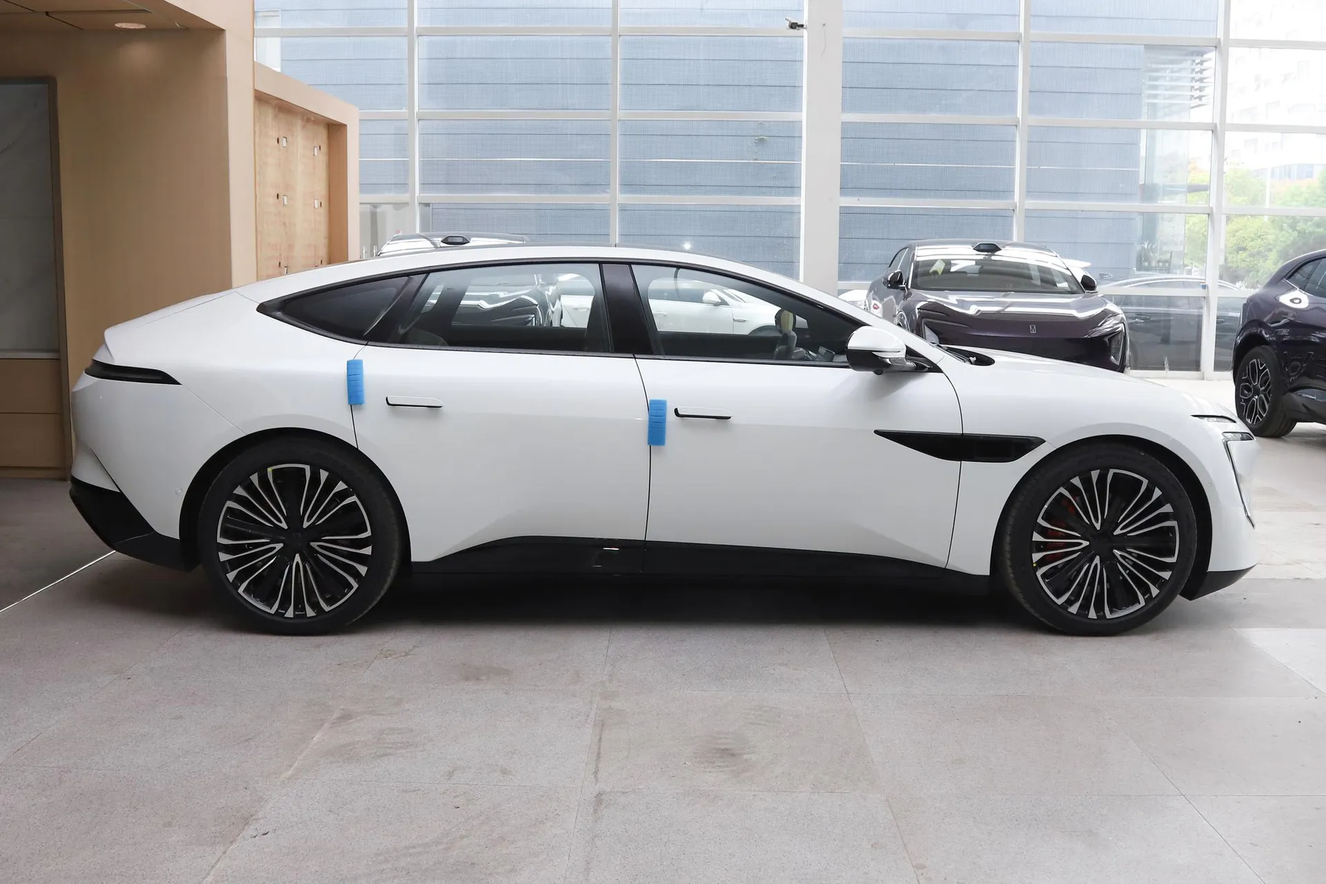  12 Ultra AWD Pure EV