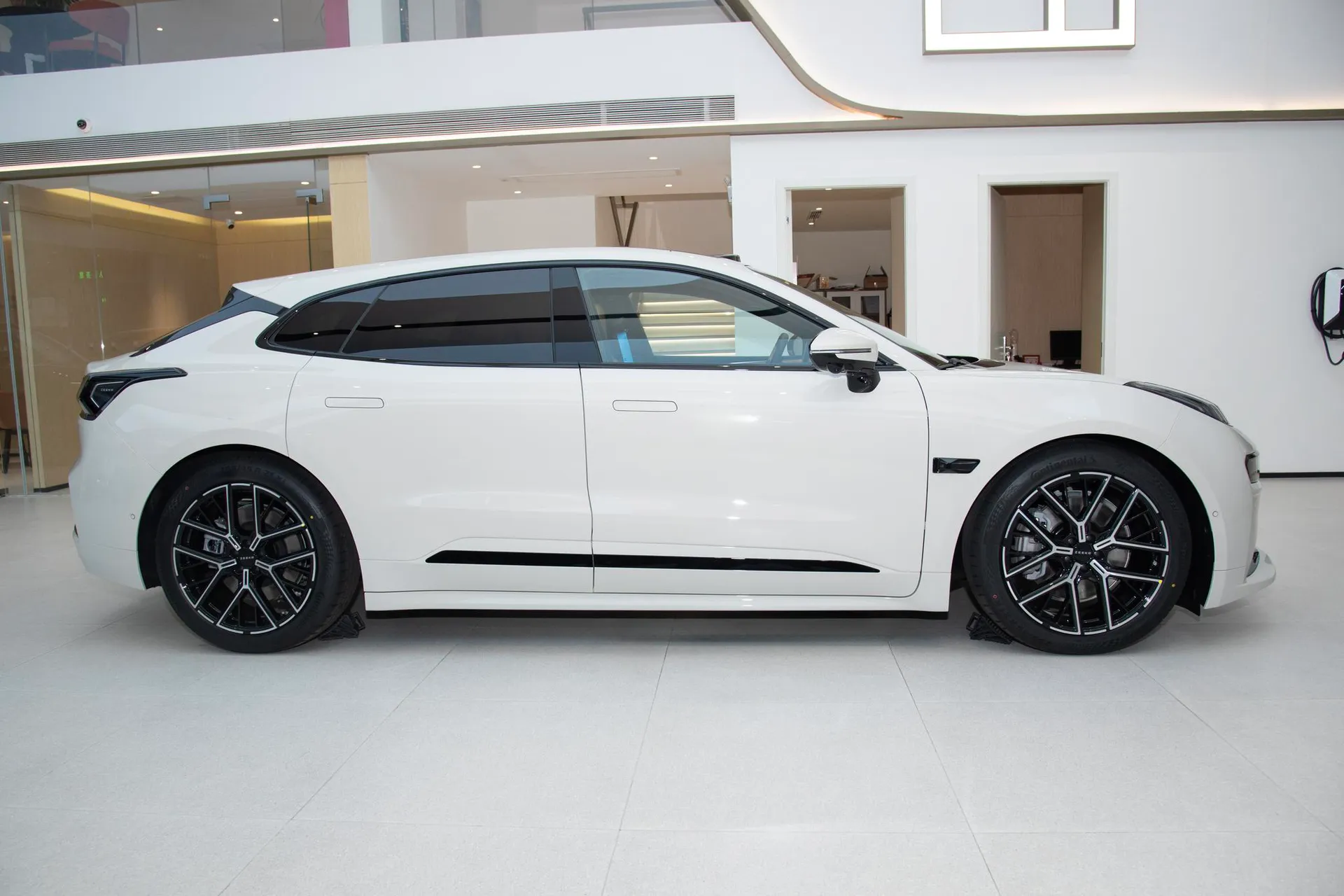  001 Ultra 103kWh AWD