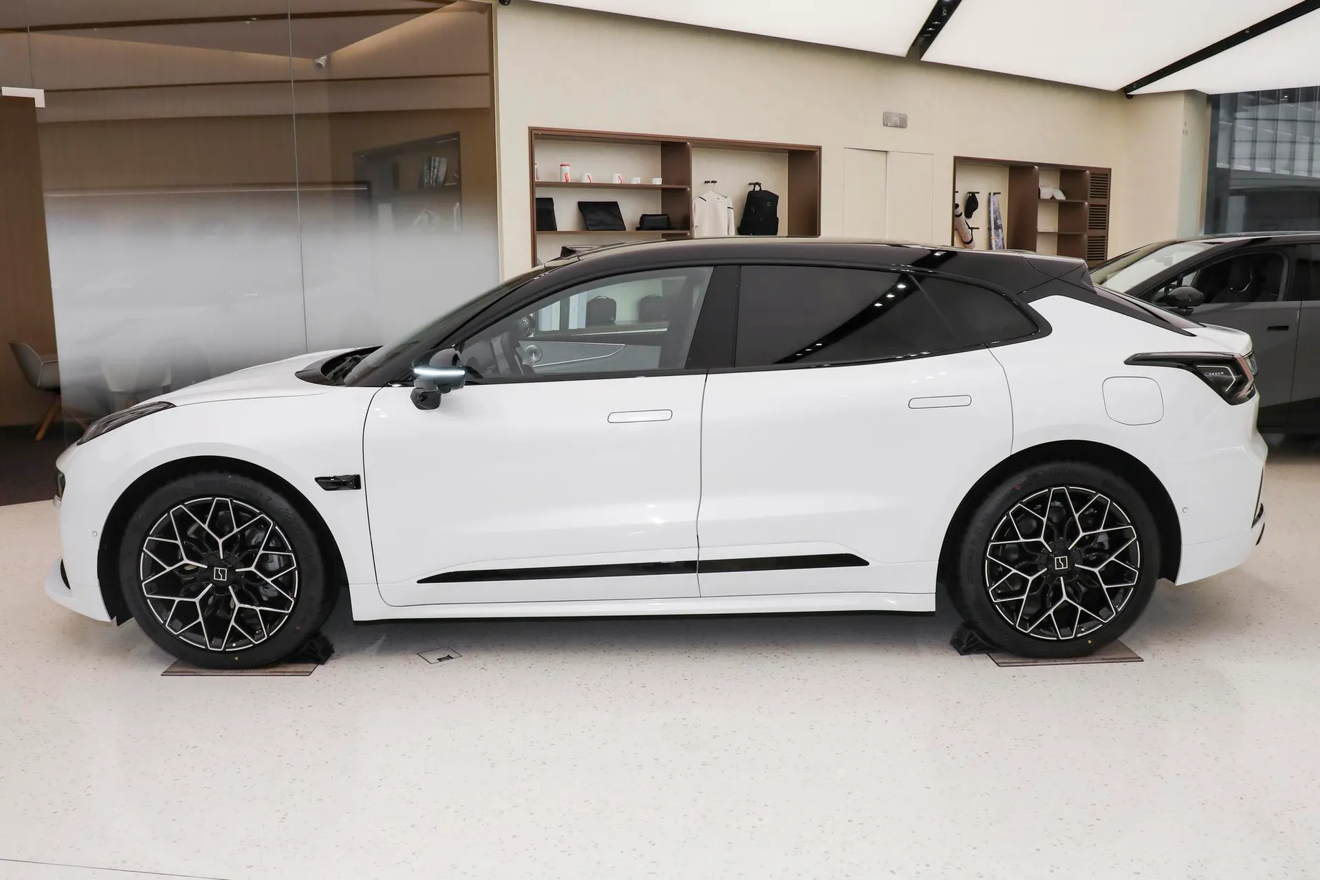  001 Ultra 103kWh AWD