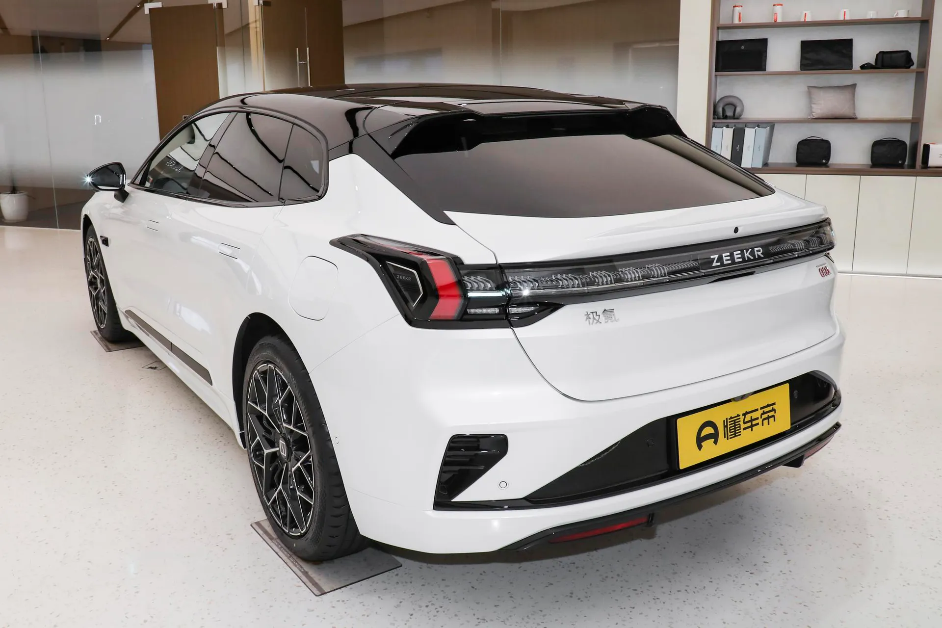 001 Ultra 103kWh AWD