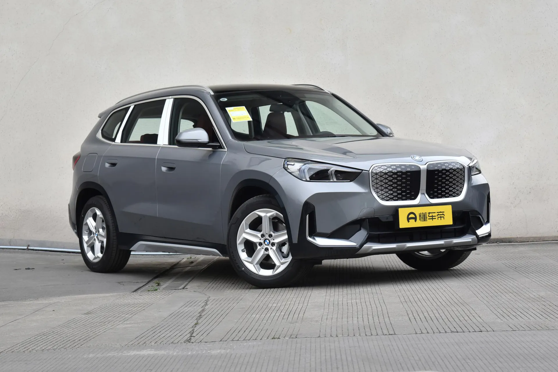 iX1 eDrive 25 L X Design Package