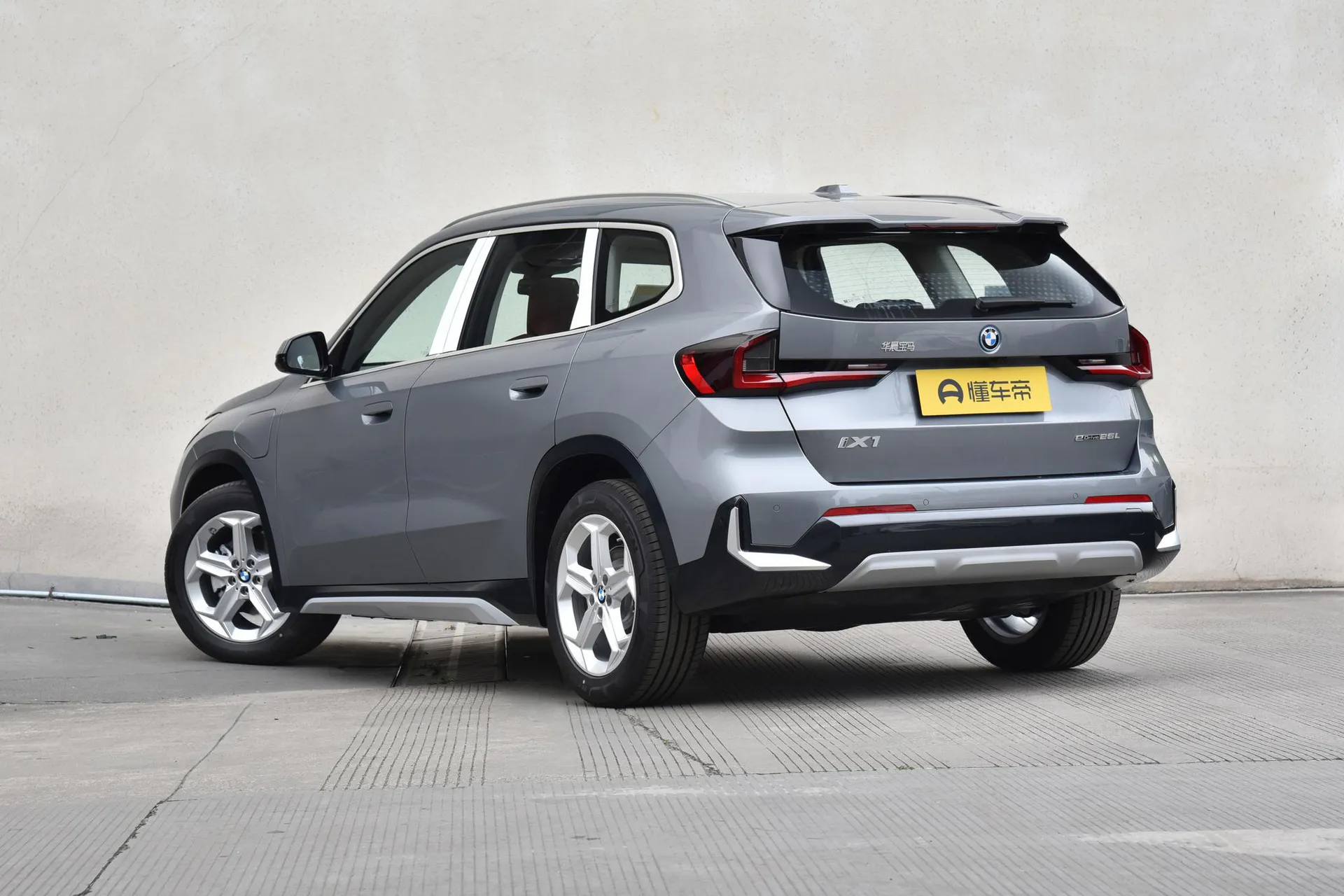  iX1 eDrive 25 L X Design Package