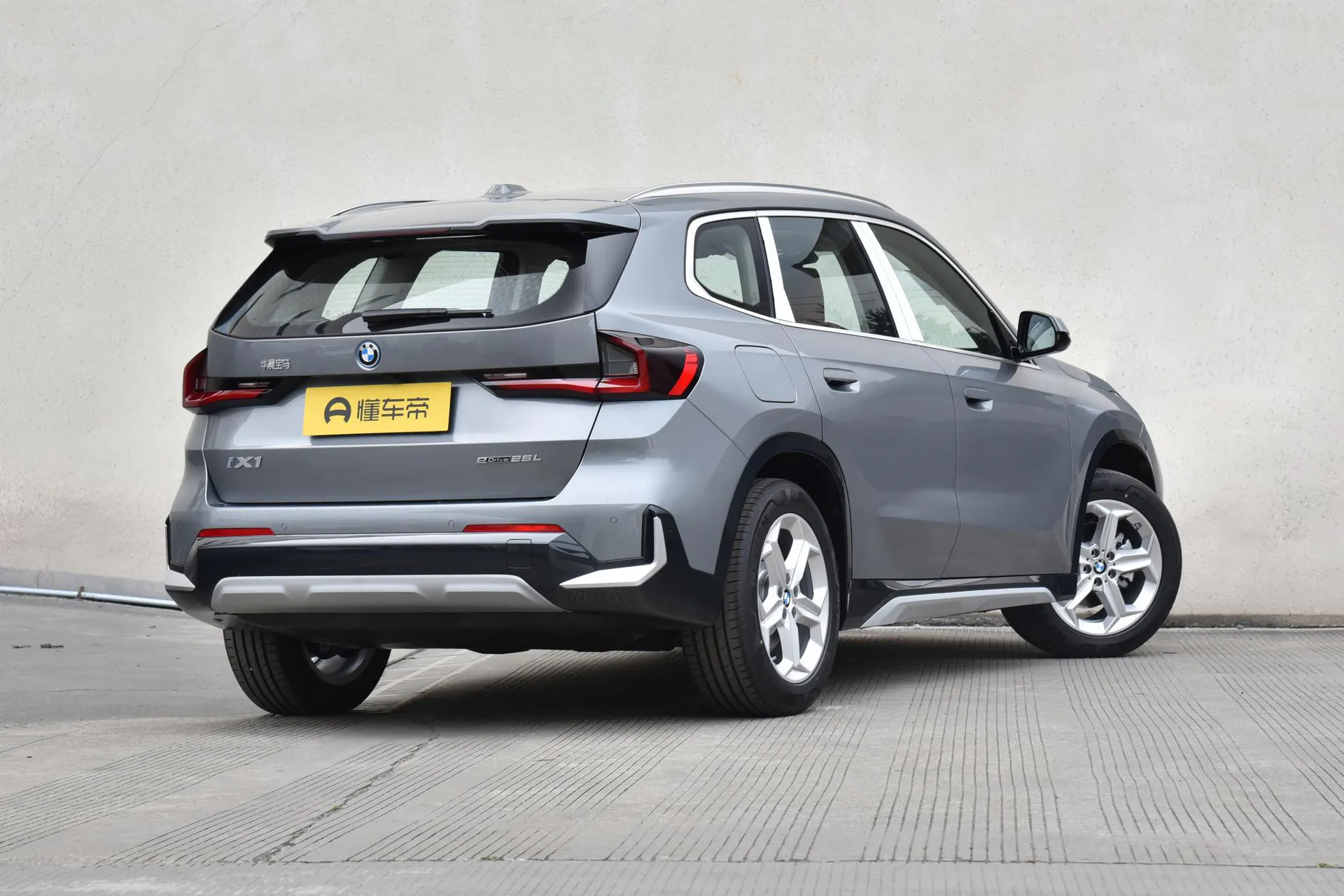 iX1 eDrive 25 L X Design Package