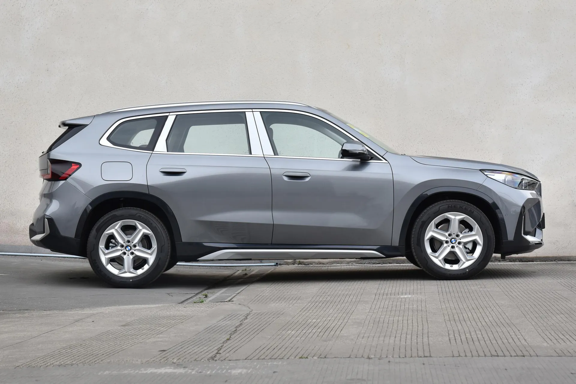  iX1 eDrive 25 L X Design Package