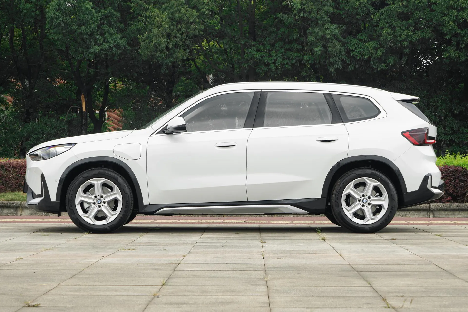  iX1 eDrive 25 L X Design Package