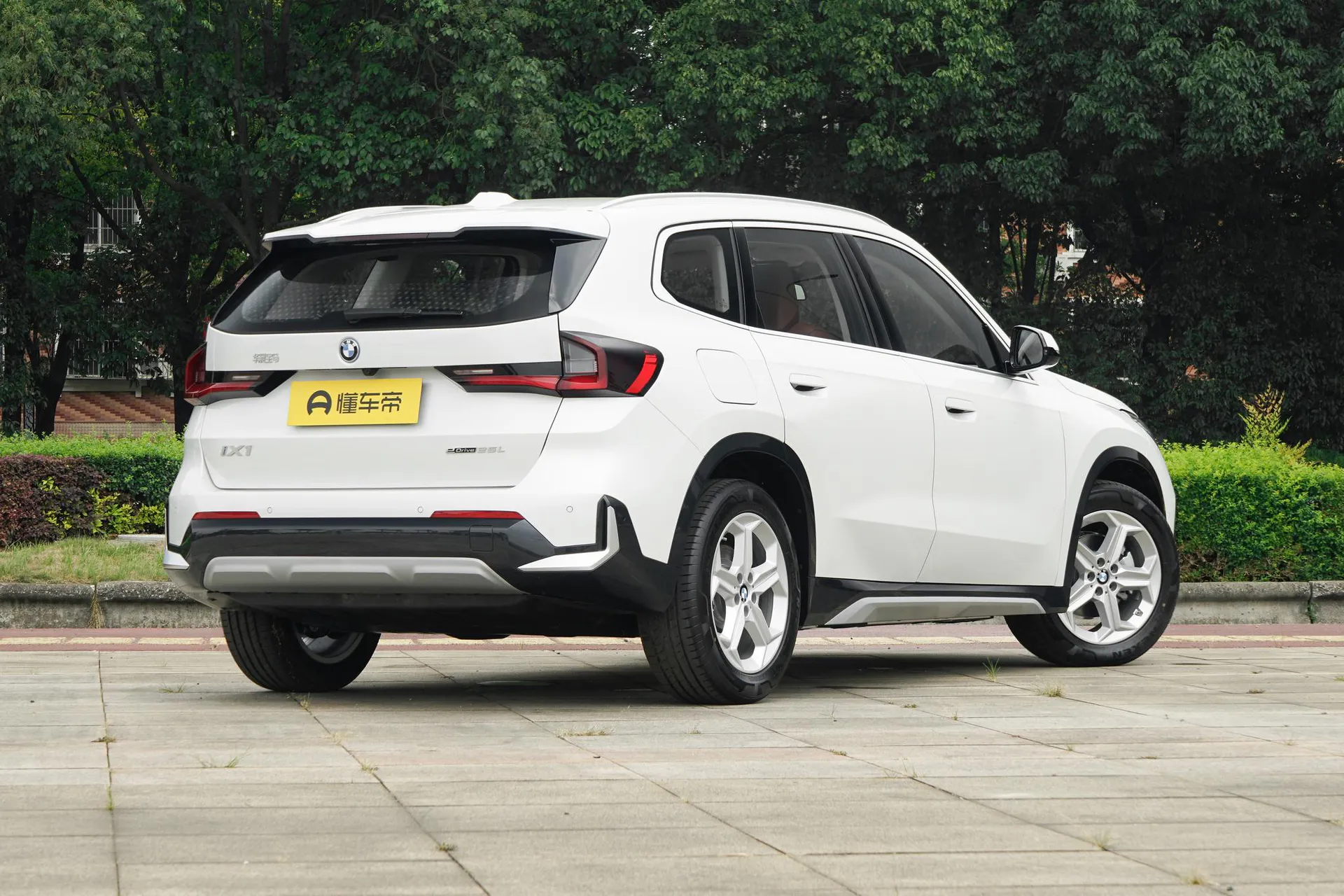  iX1 eDrive 25 L X Design Package