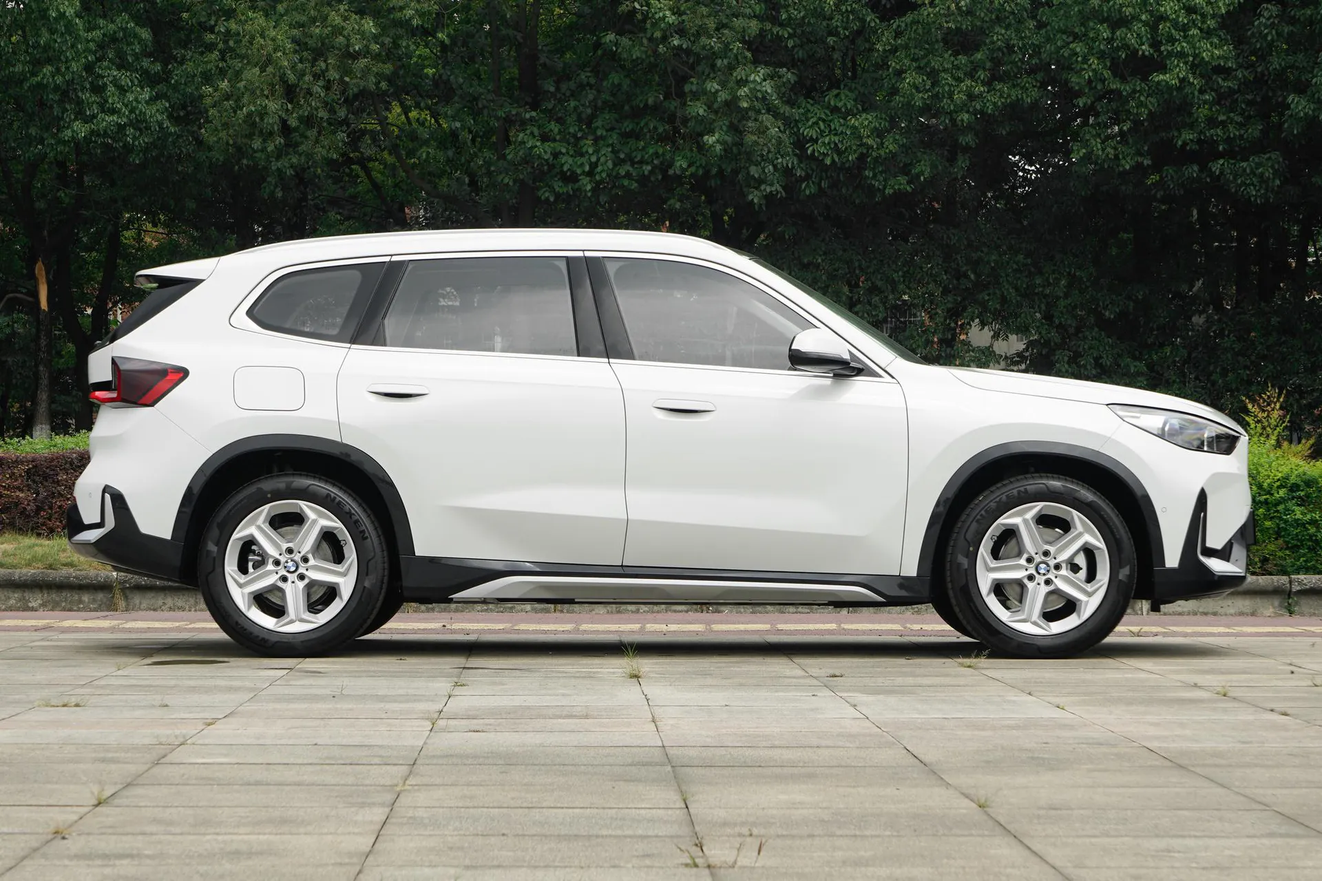  iX1 eDrive 25 L X Design Package
