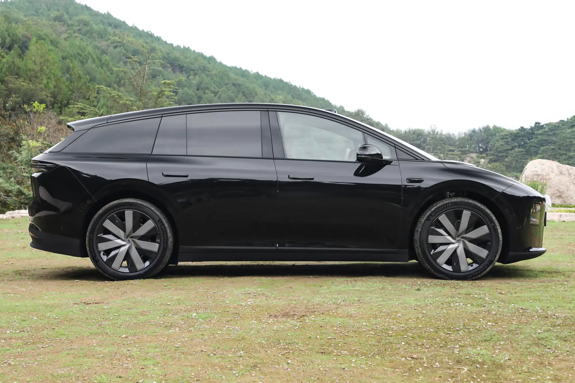  i6 RWD Standard