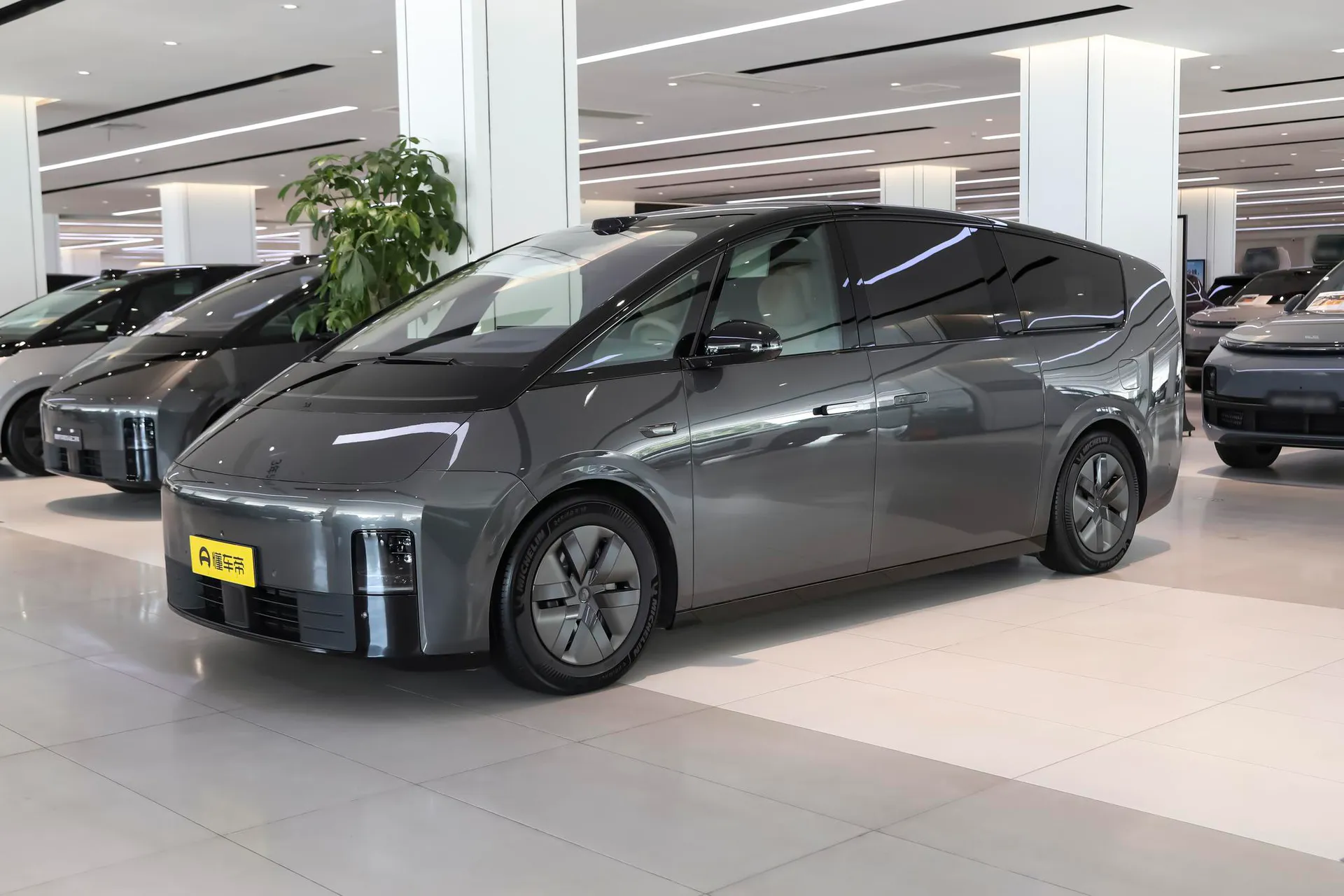 Минивэн Li Auto Mega Ultra Smart Renew (2025)