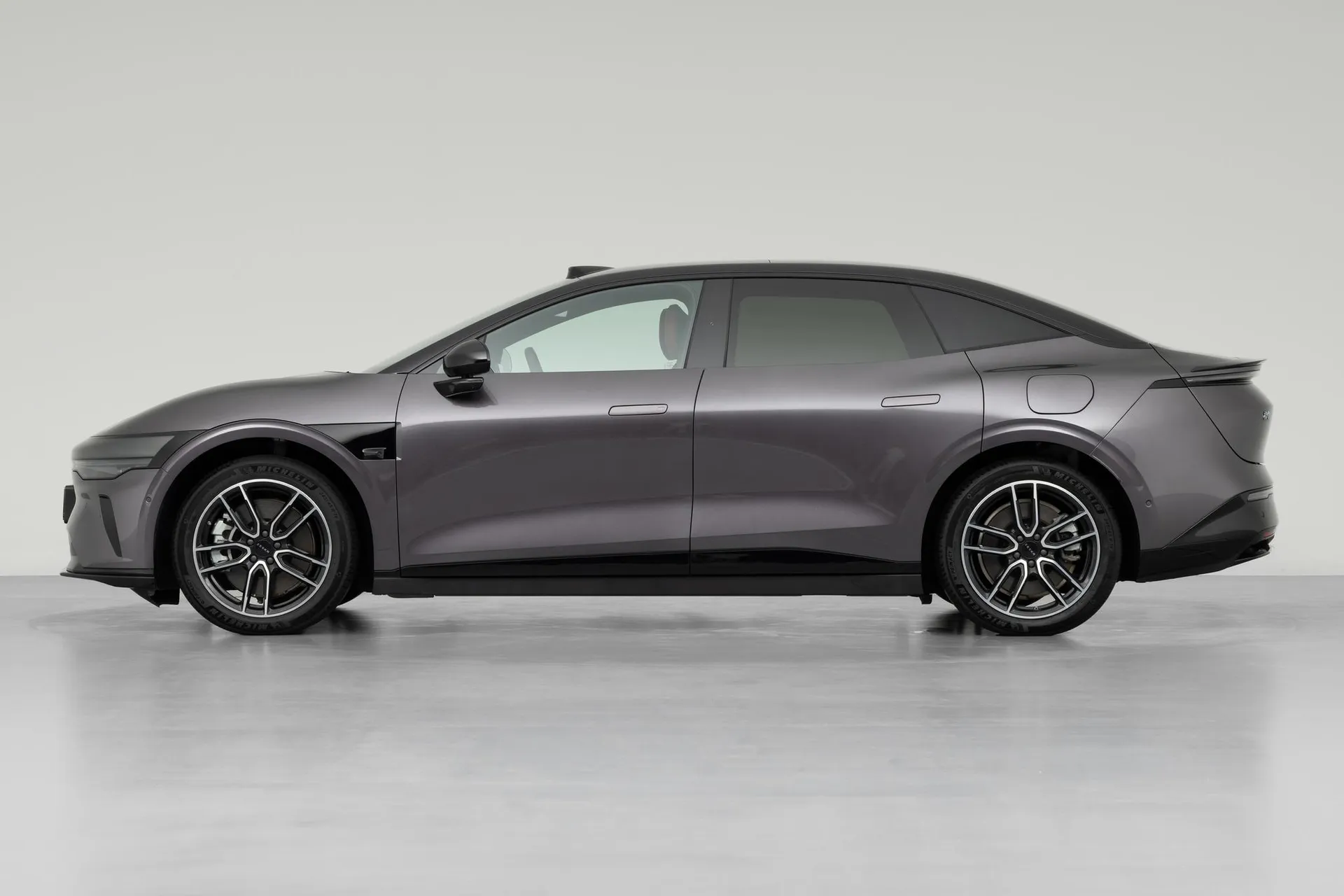  007 RWD Max 75kWh