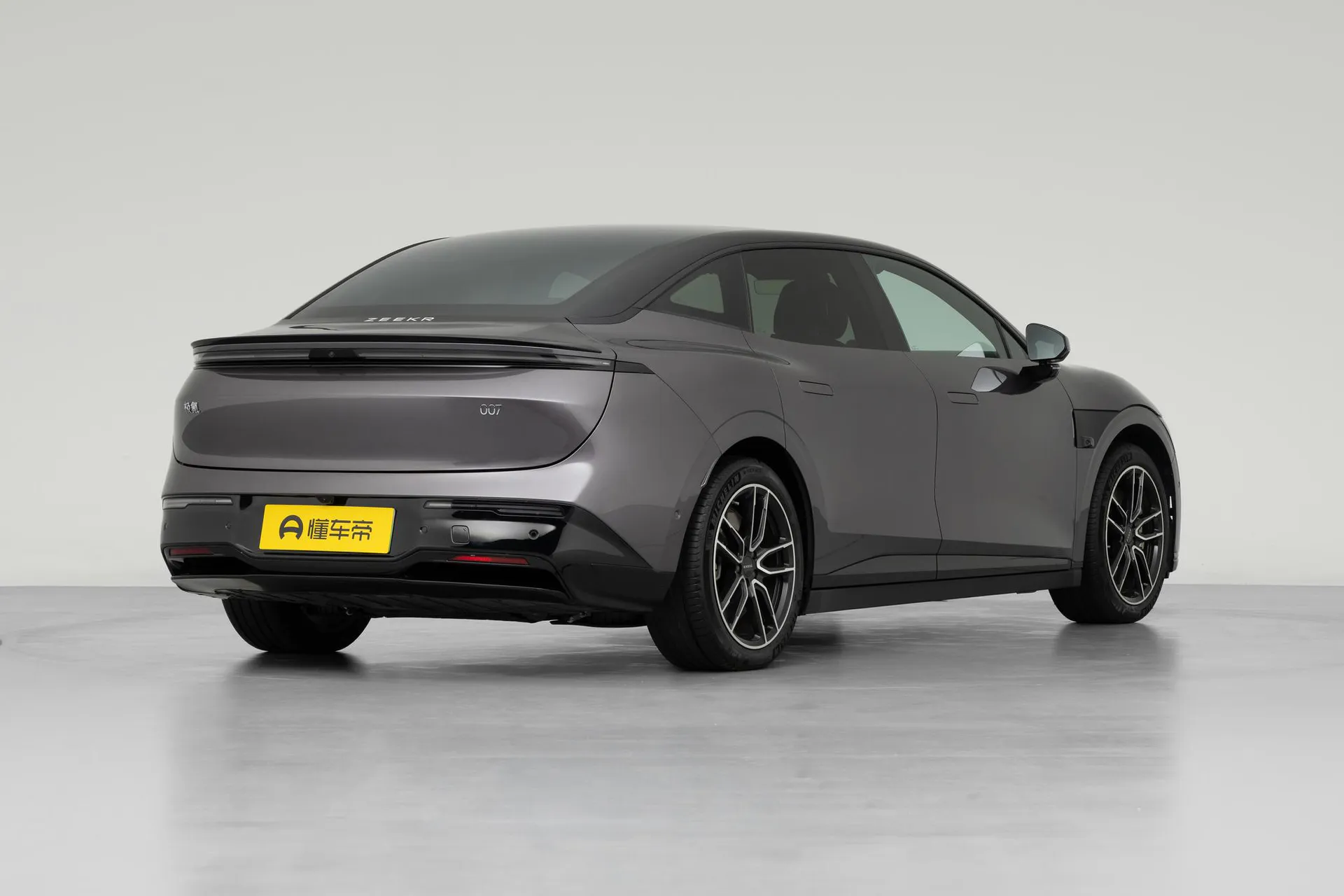  007 RWD Max 75kWh