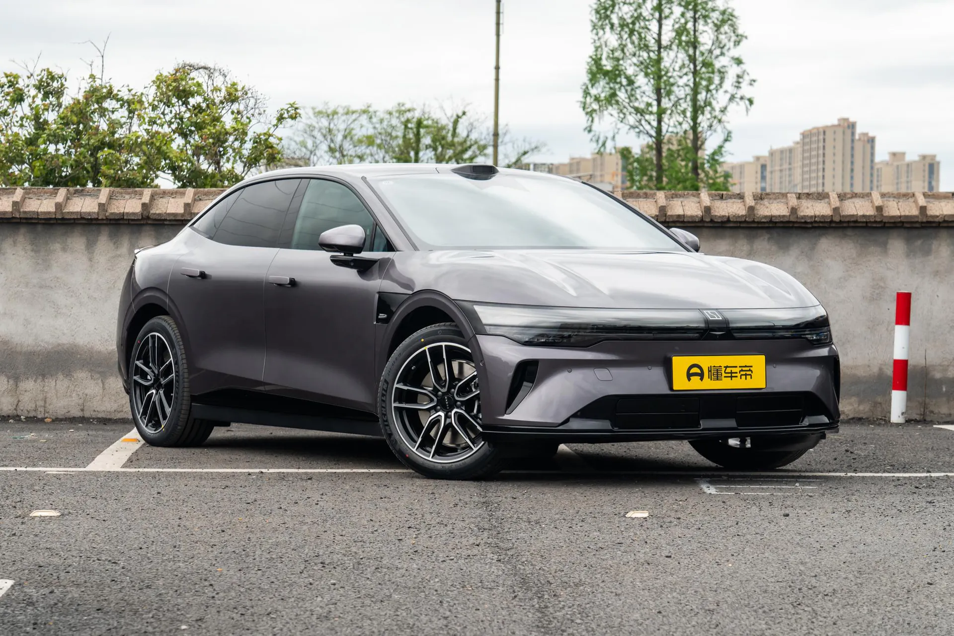 007 RWD Max 75kWh